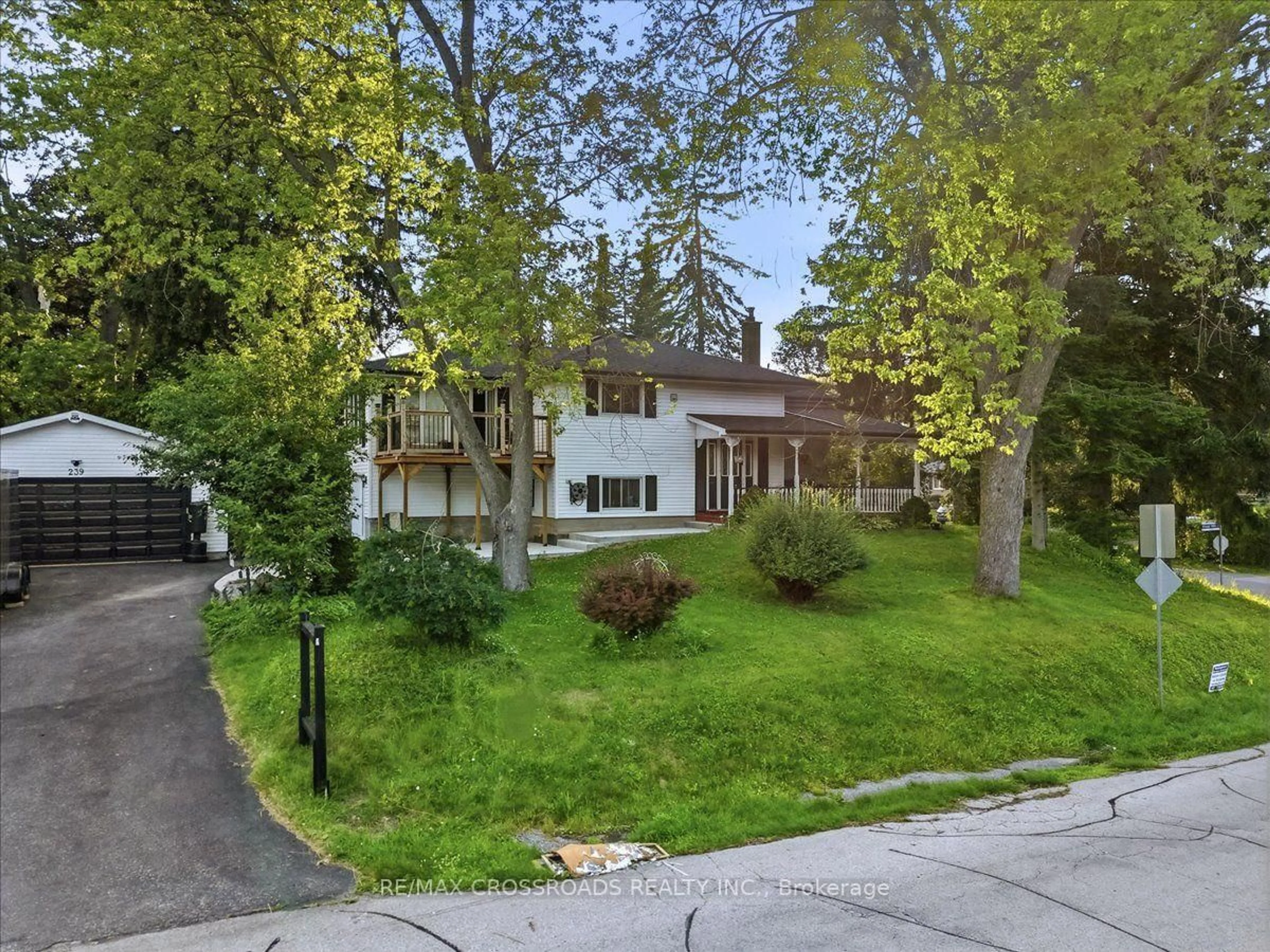 A pic from outside/outdoor area/front of a property/back of a property/a pic from drone, street for 239 Island Rd, Toronto Ontario M1C 2R1