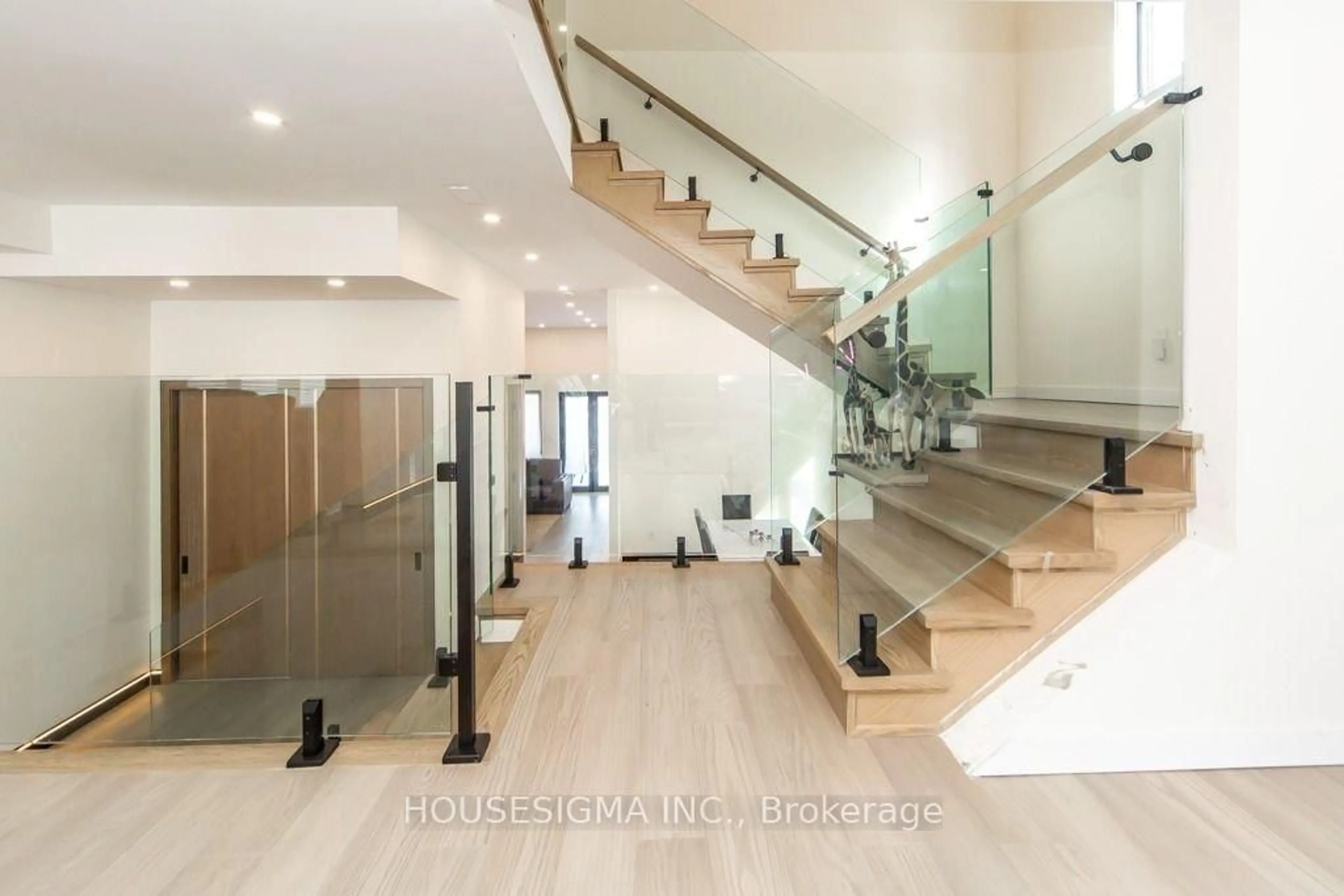Indoor foyer for 475 Wilson Rd, Oshawa Ontario L1G 6E8