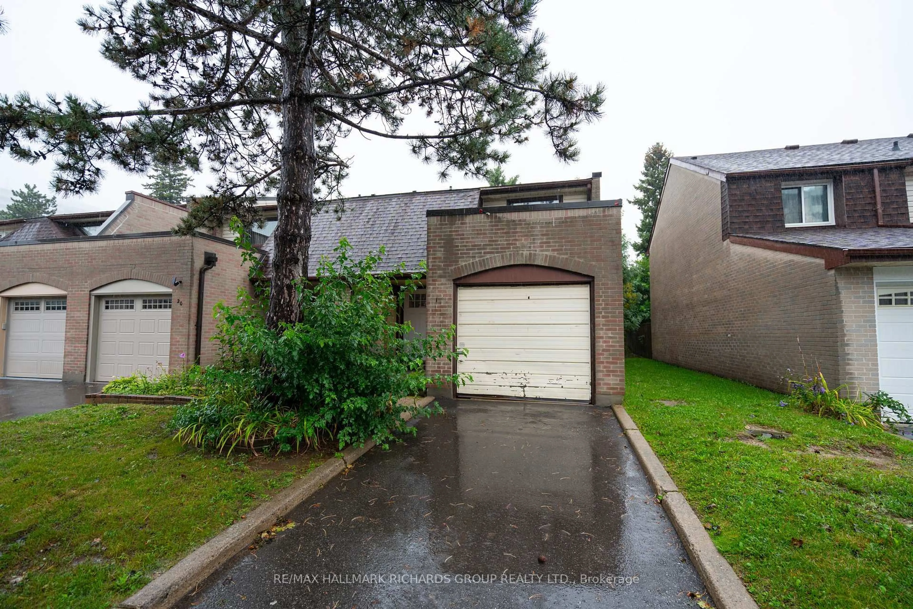 A pic from outside/outdoor area/front of a property/back of a property/a pic from drone, street for 11 Livonia Pl #18, Toronto Ontario M1E 4W5