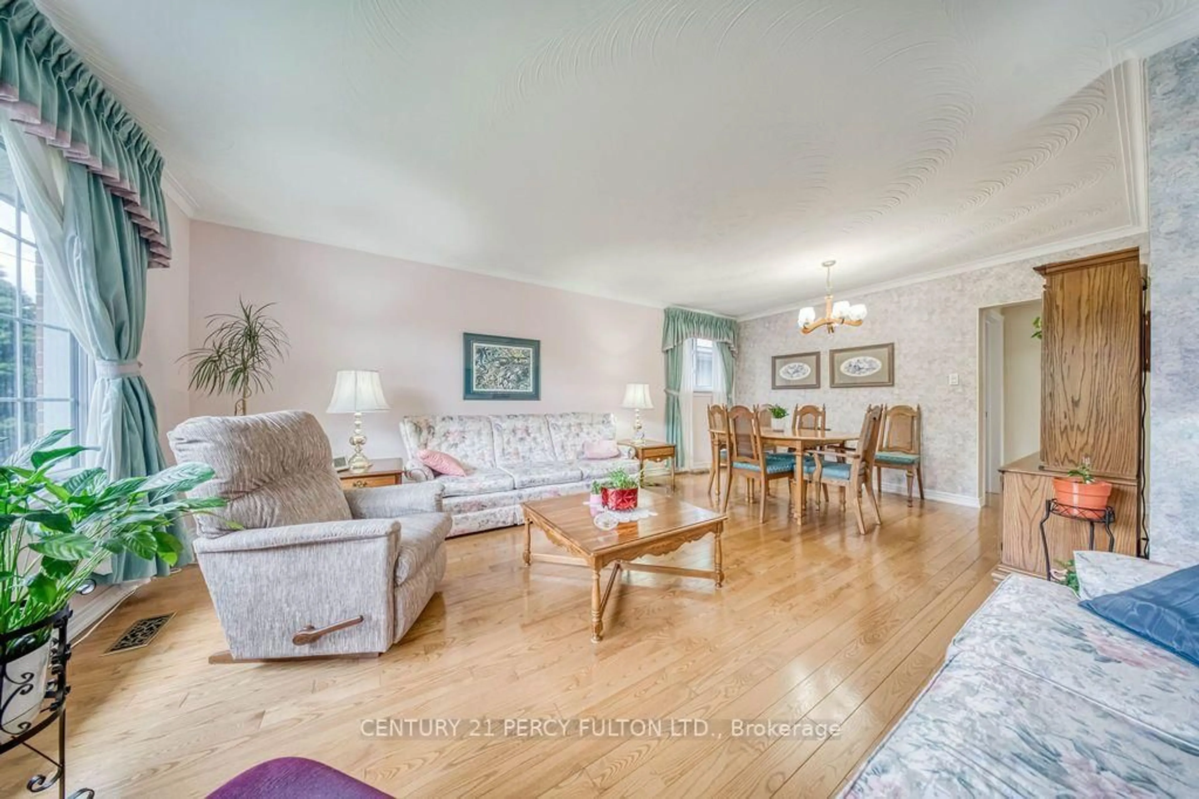 Living room with furniture, wood/laminate floor for 70 Limevale Cres, Toronto Ontario M1E 2K7