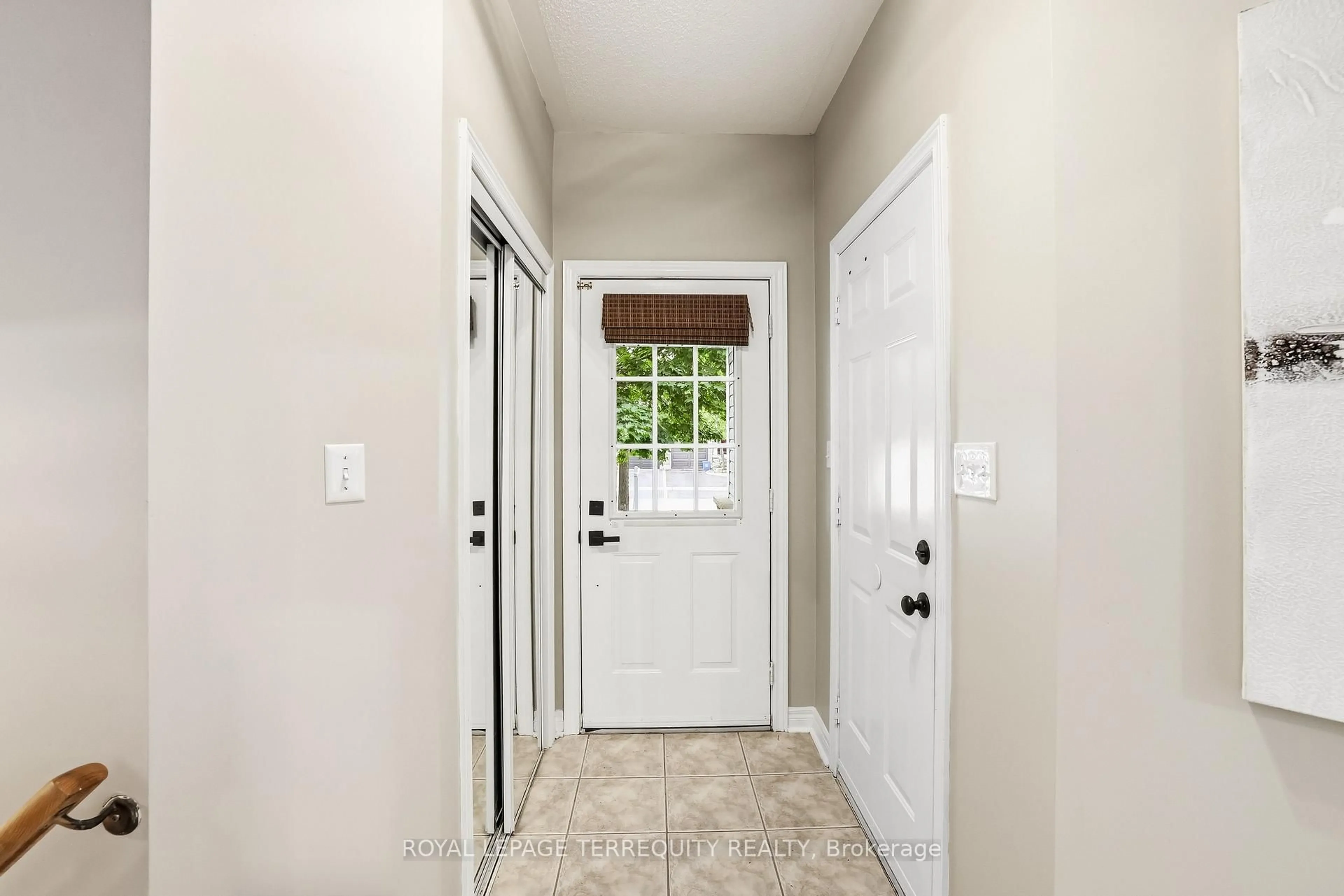 Indoor entryway for 8 Sinden Dr, Whitby Ontario L1M 2B8