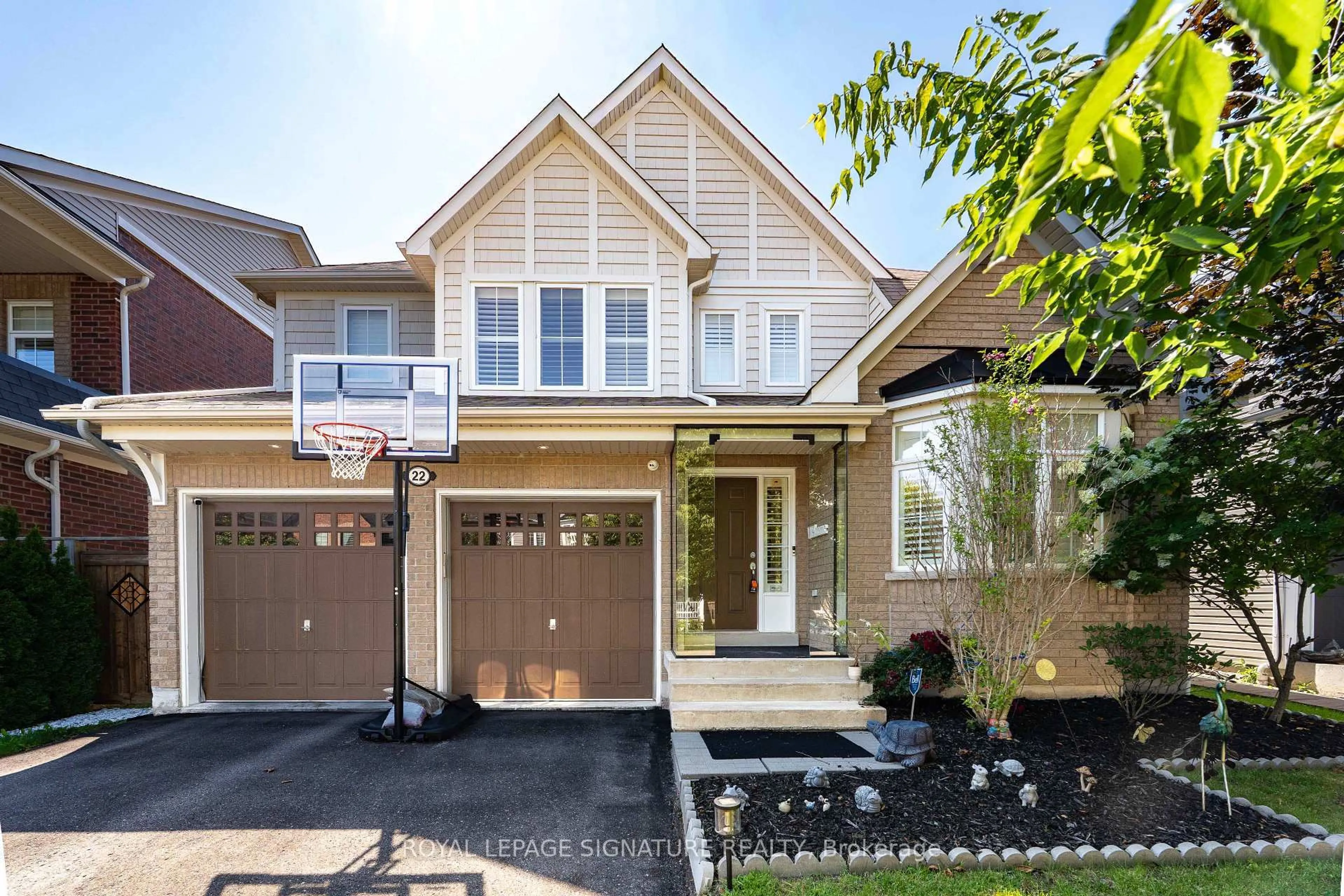 Home with vinyl exterior material, street for 22 Northcastle Cres, Whitby Ontario L1M 0H8