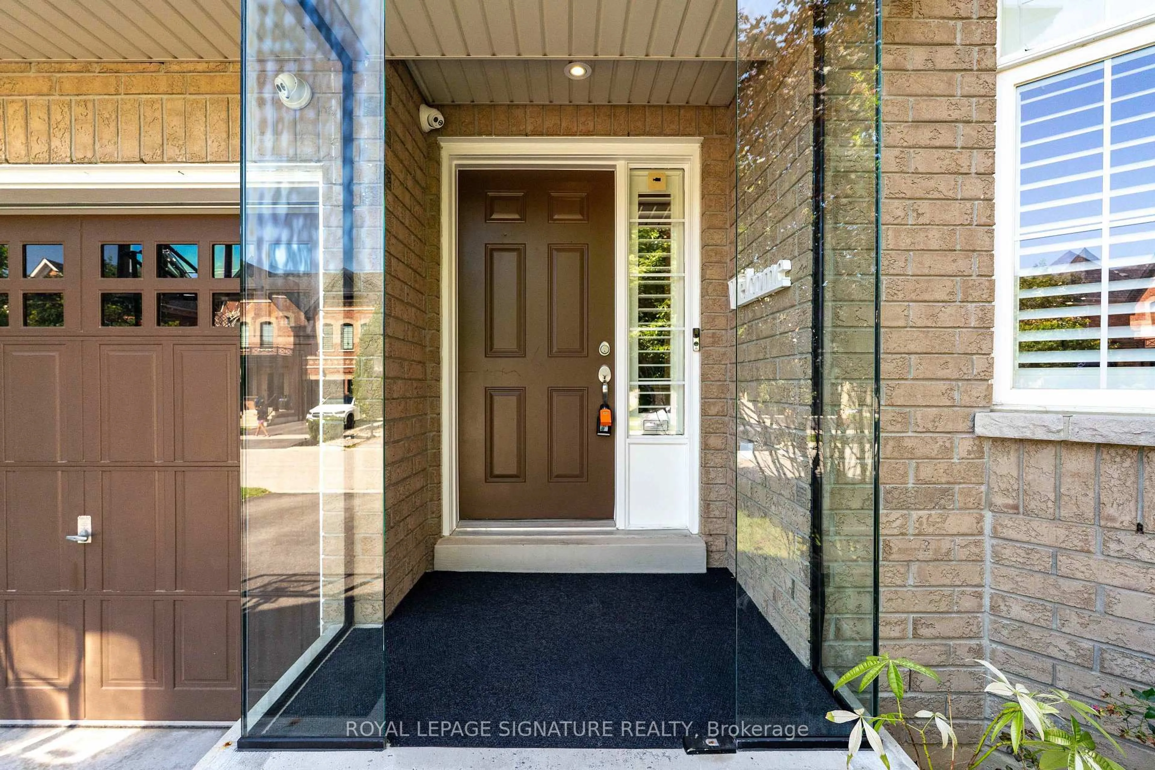 Indoor entryway for 22 Northcastle Cres, Whitby Ontario L1M 0H8