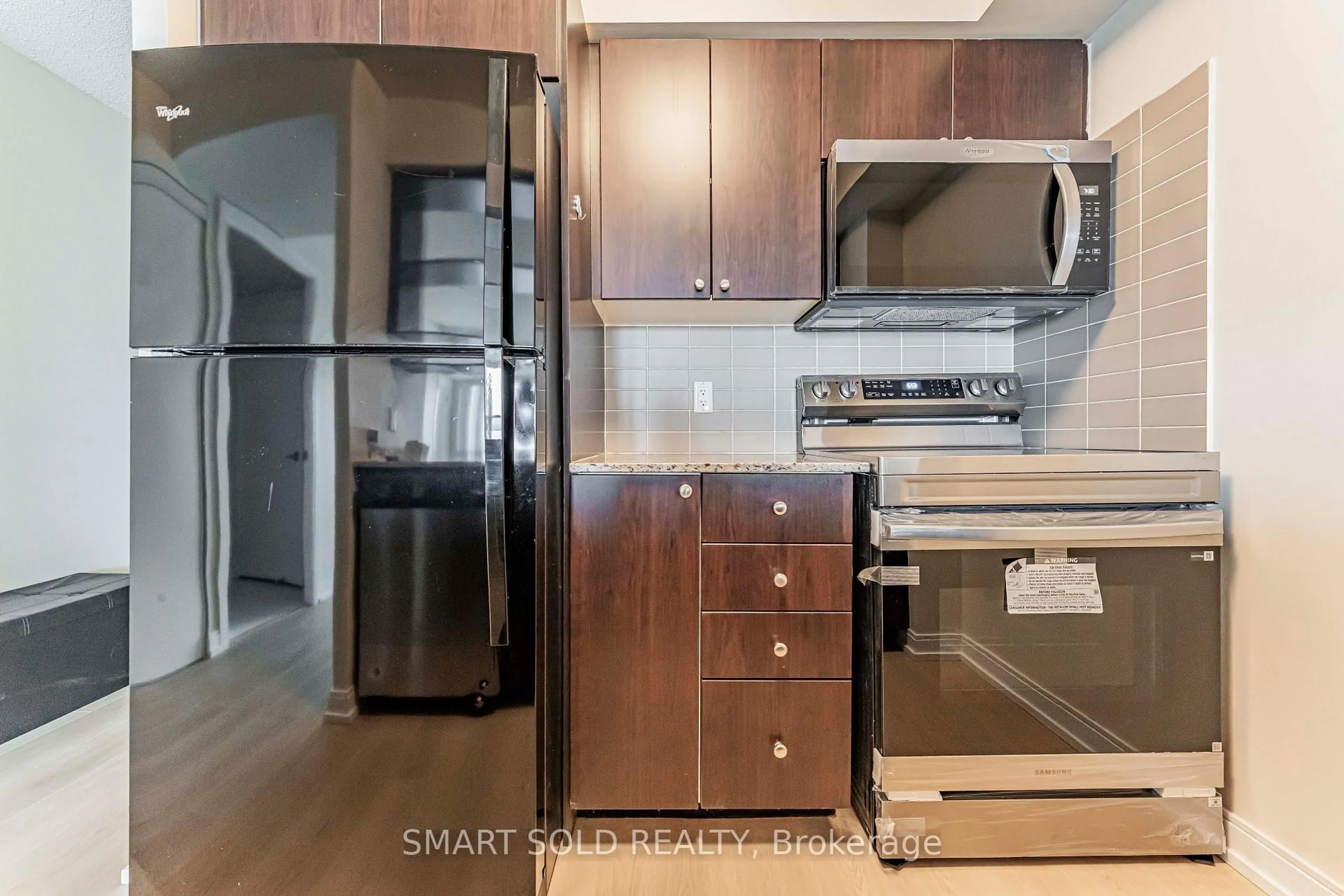 Standard kitchen, unknown for 181 Village Green Sq #1621, Toronto Ontario M1S 0K6