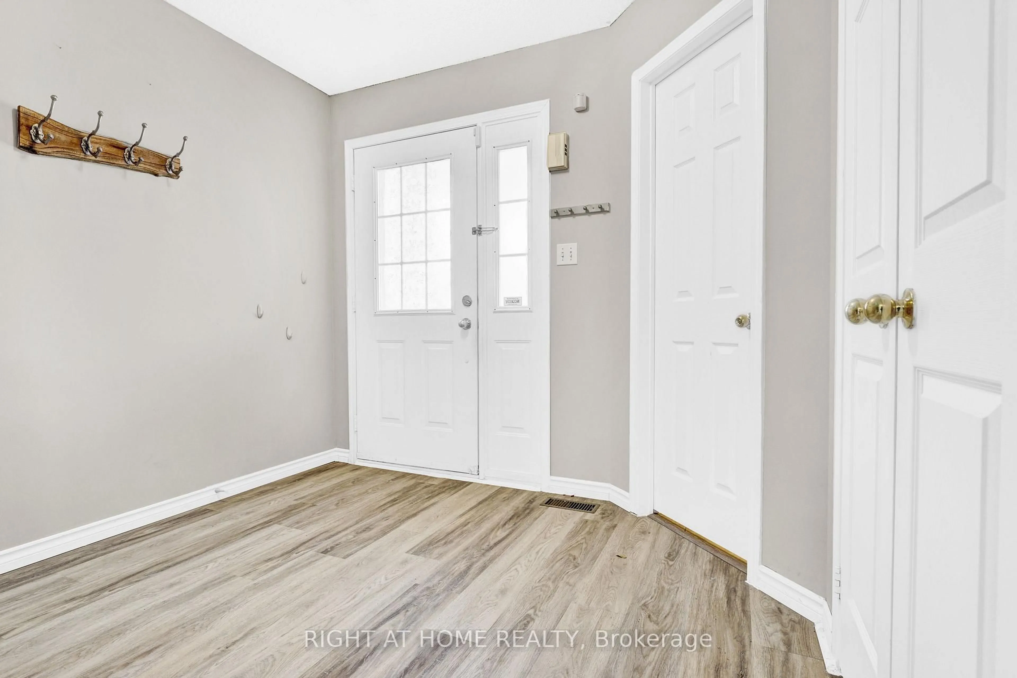 Indoor entryway for 1720 Radcliffe Dr, Oshawa Ontario L1K 2T1