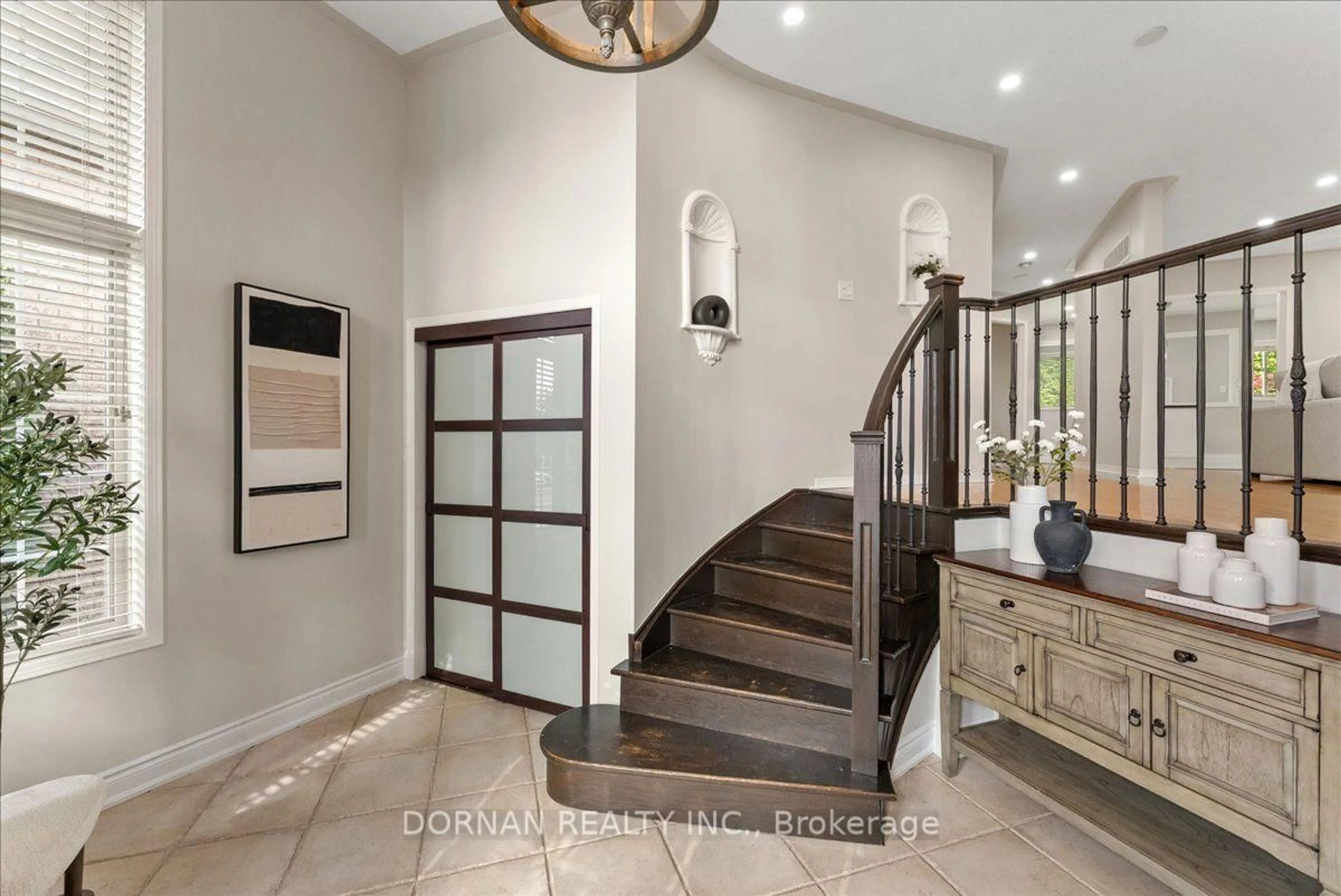 Indoor entryway for 483 Ormond Dr, Oshawa Ontario L1K 2L8