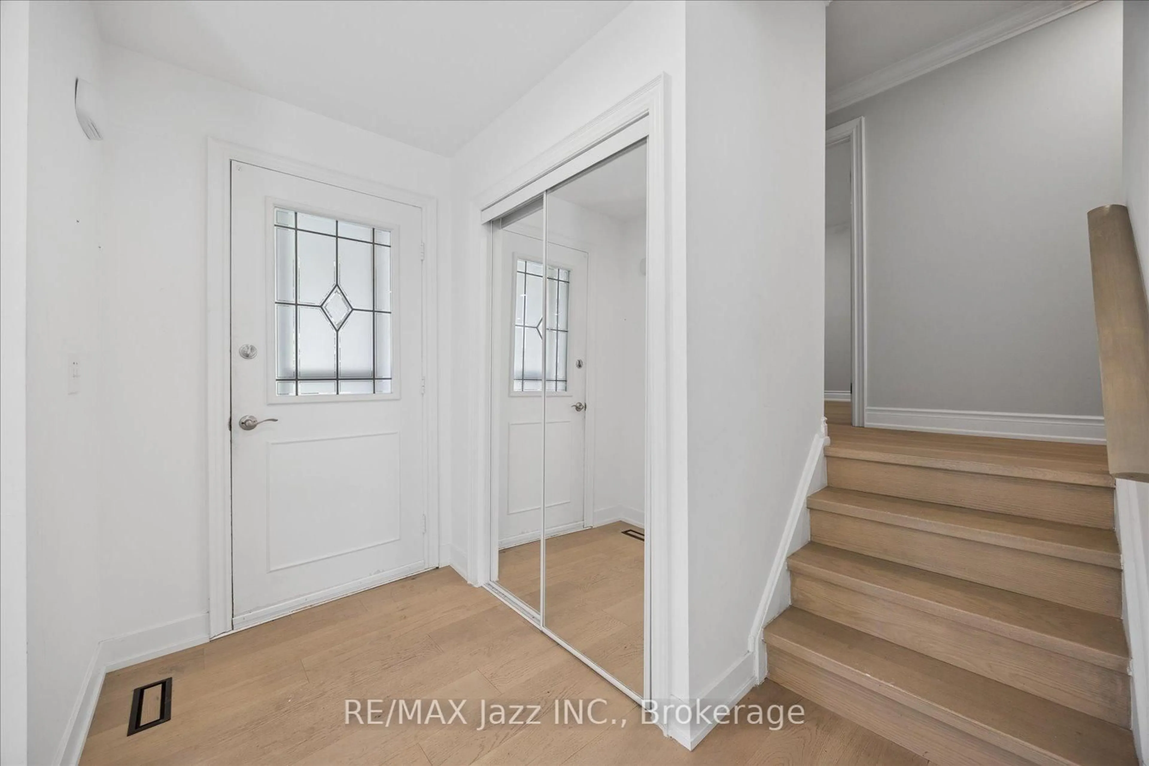Indoor entryway for 243 Acadia Dr, Oshawa Ontario L1G 1X9