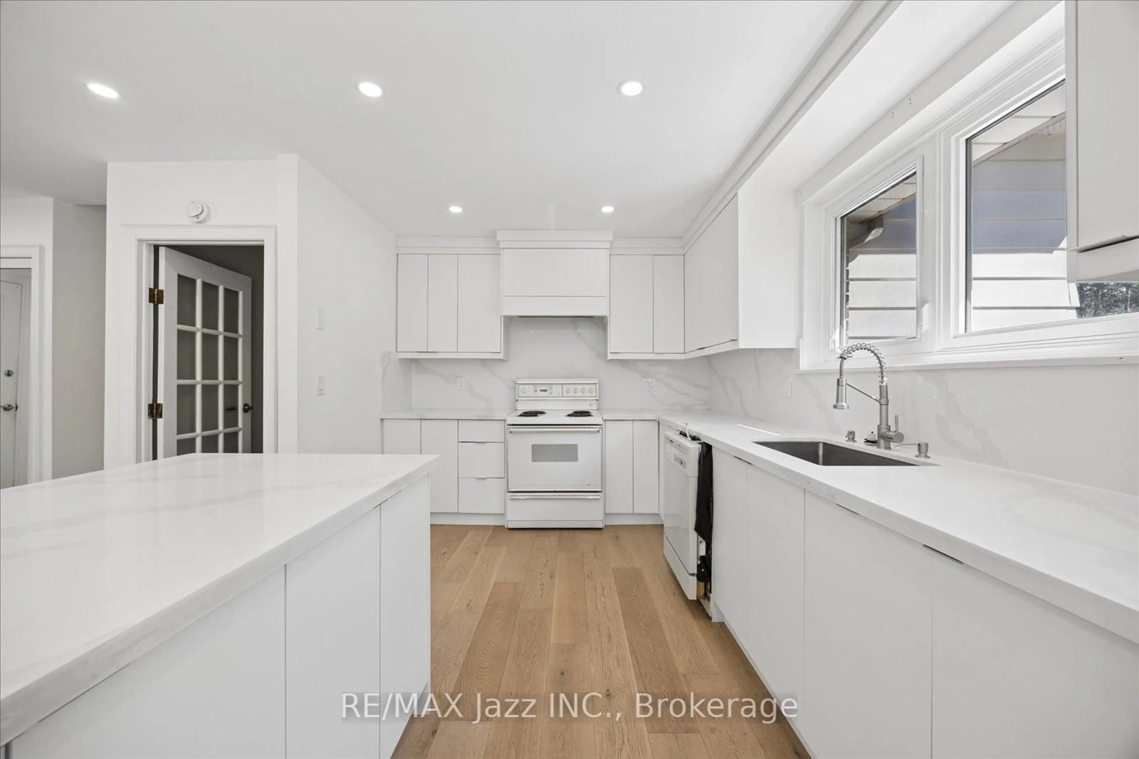 Open concept kitchen, unknown for 243 Acadia Dr, Oshawa Ontario L1G 1X9