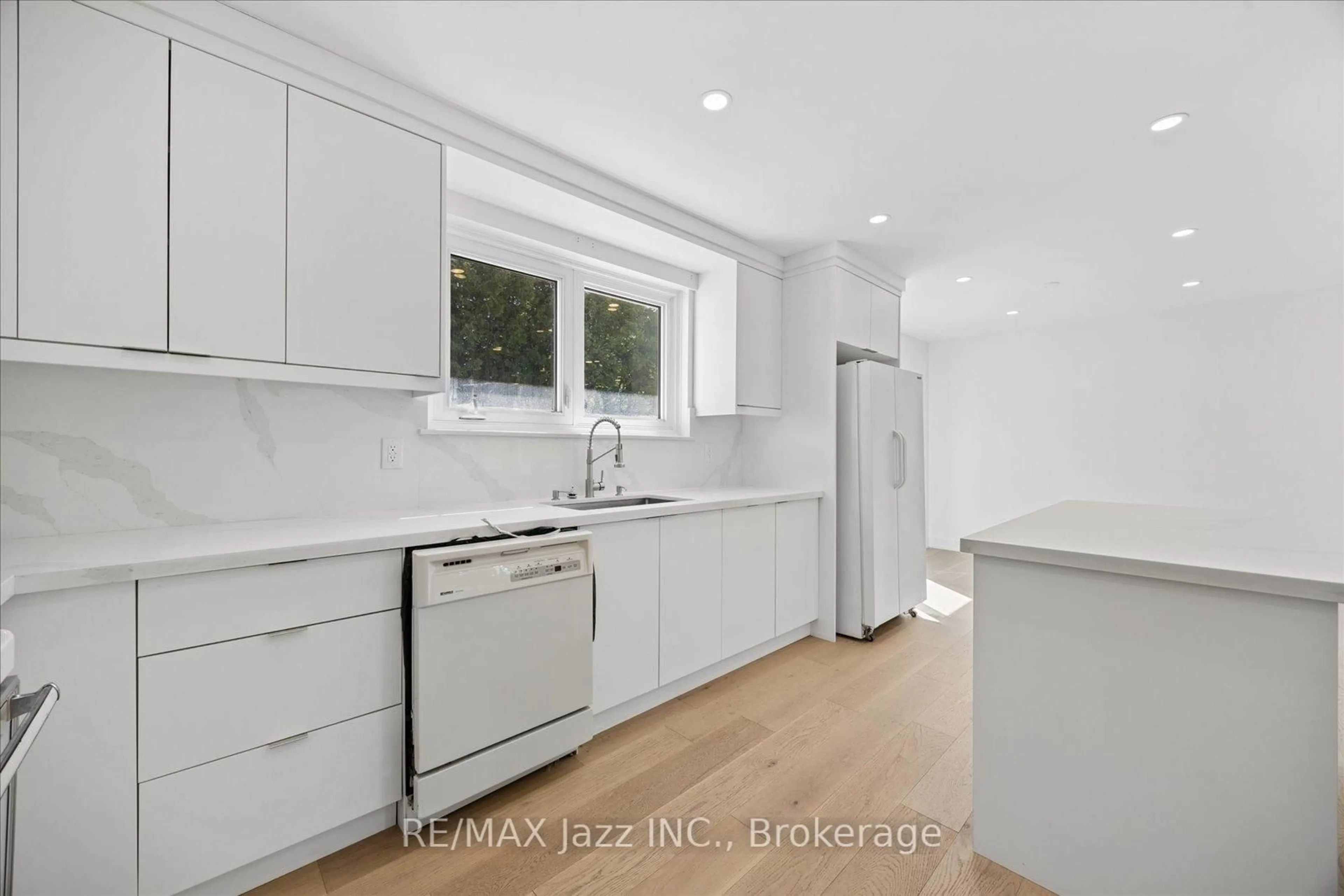 Open concept kitchen, unknown for 243 Acadia Dr, Oshawa Ontario L1G 1X9