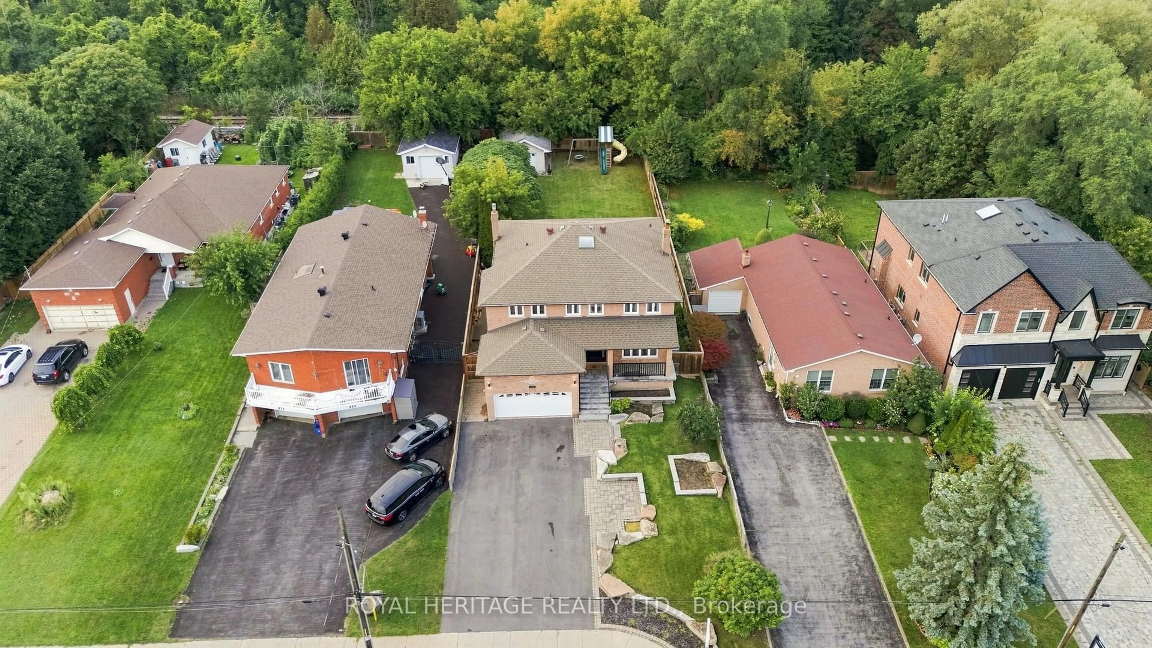 A pic from outside/outdoor area/front of a property/back of a property/a pic from drone, street for 816 Sheppard Ave, Pickering Ontario L1V 1G5