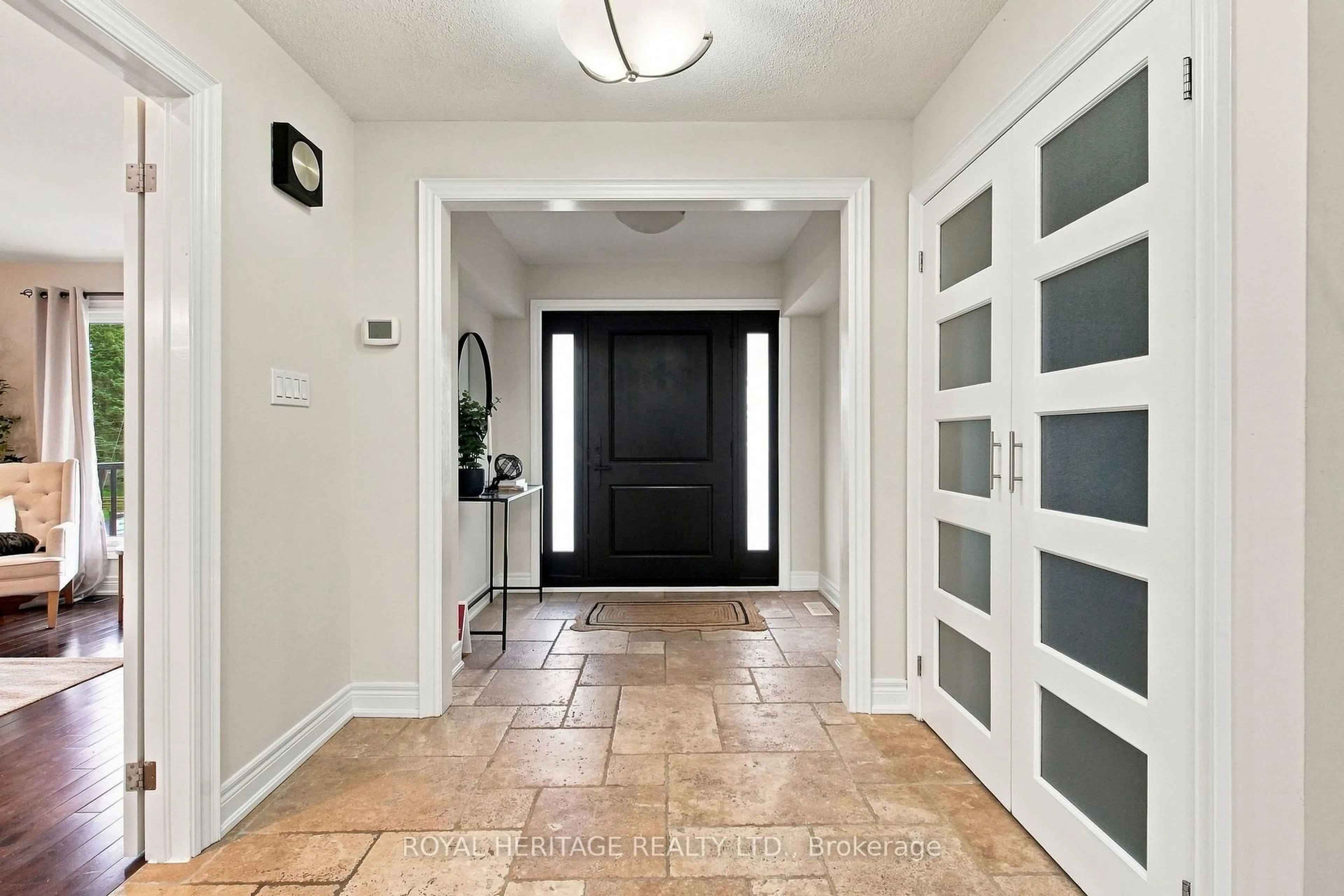 Indoor entryway for 816 Sheppard Ave, Pickering Ontario L1V 1G5