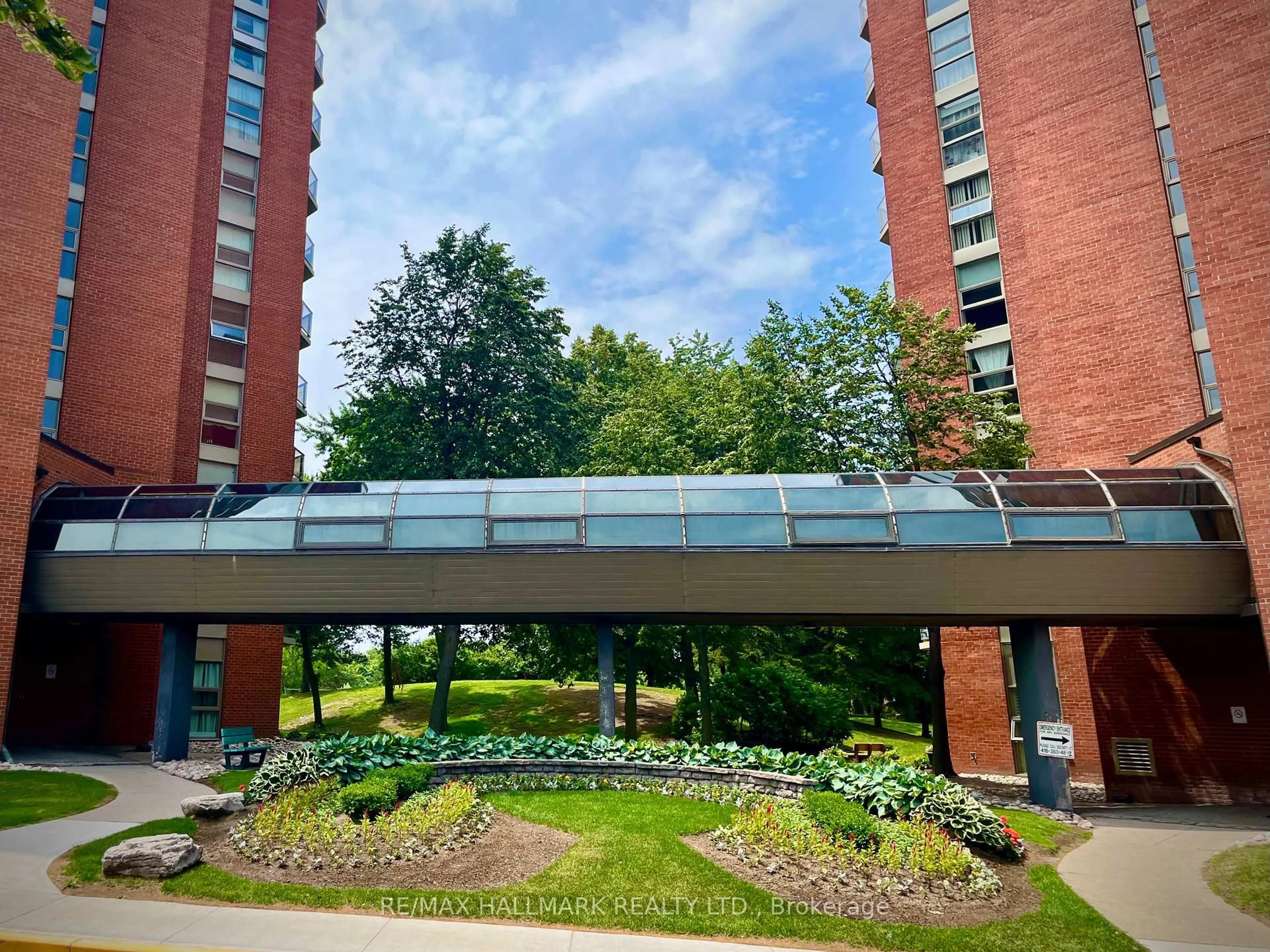Indoor foyer for 20 Dean Park Rd #902, Toronto Ontario M1B 3G9