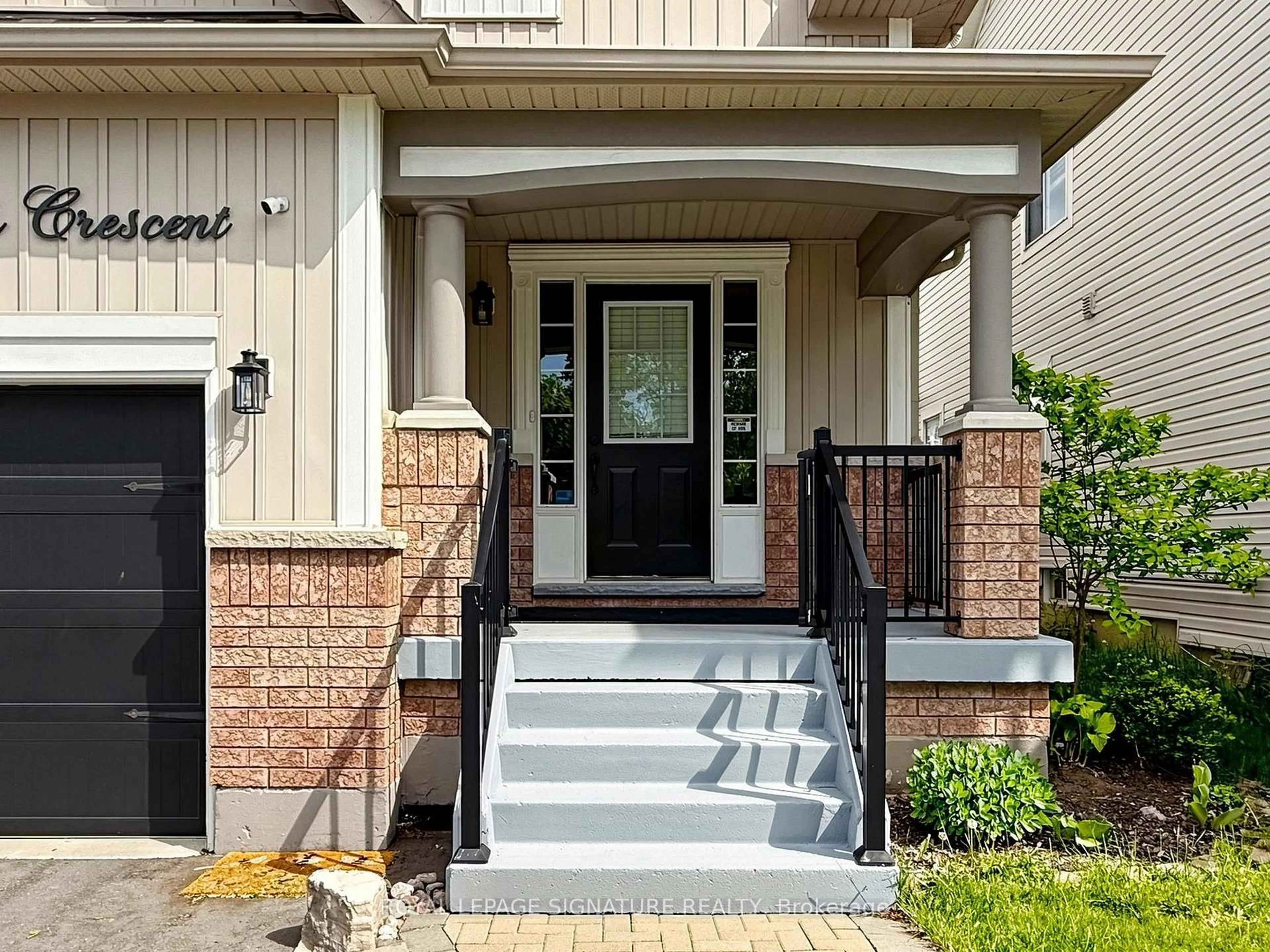 Indoor entryway for 49 Kenilworth Cres, Whitby Ontario L1M 2M6