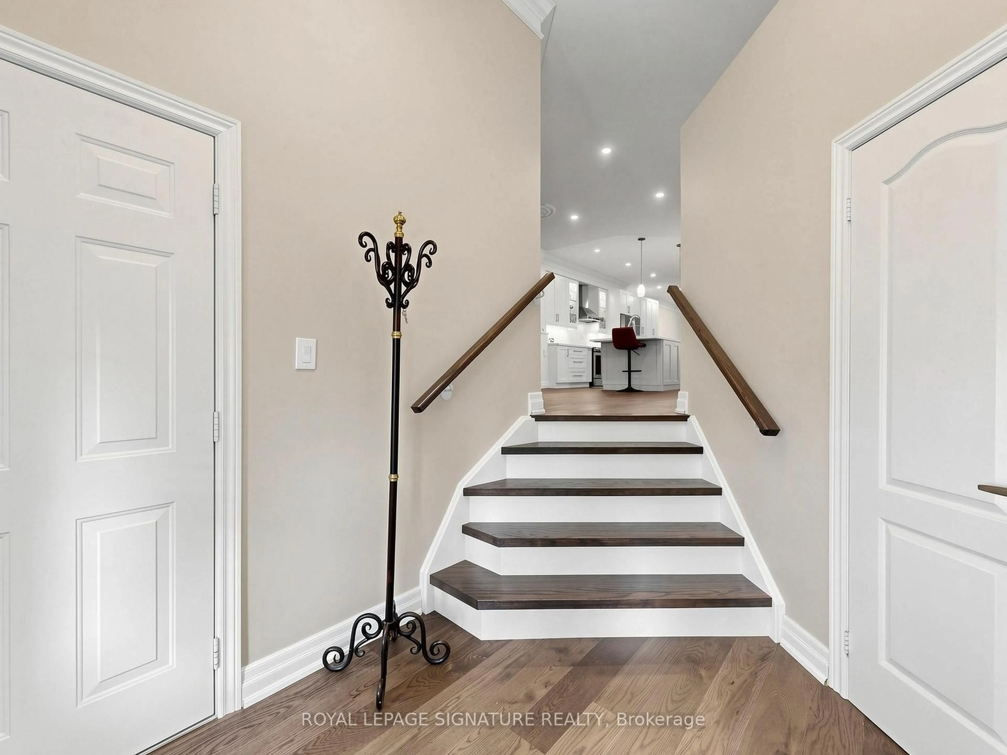 Indoor entryway for 49 Kenilworth Cres, Whitby Ontario L1M 2M6