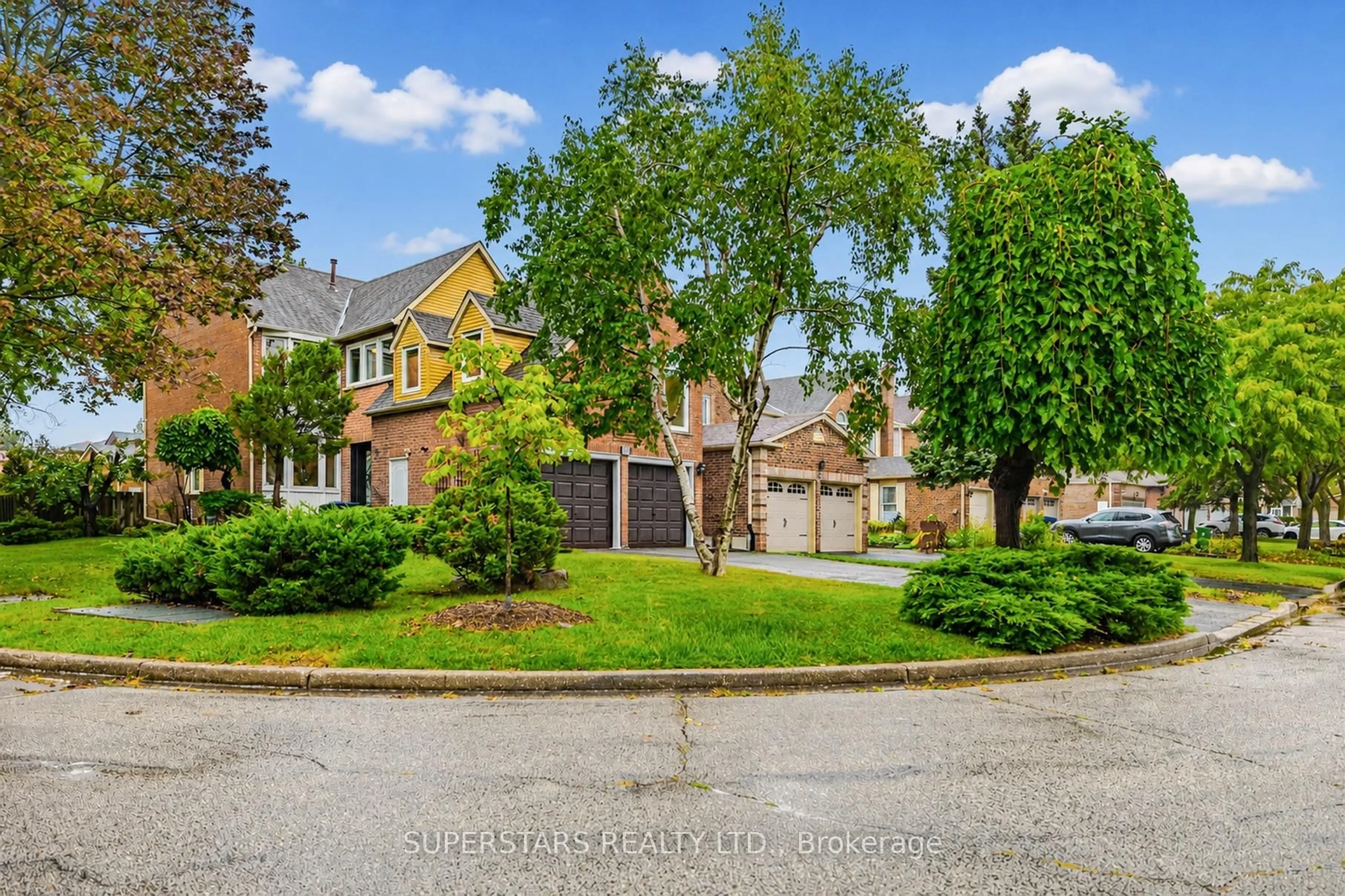 A pic from outside/outdoor area/front of a property/back of a property/a pic from drone, street for 48 Coverdale Cres, Toronto Ontario M1V 2S7