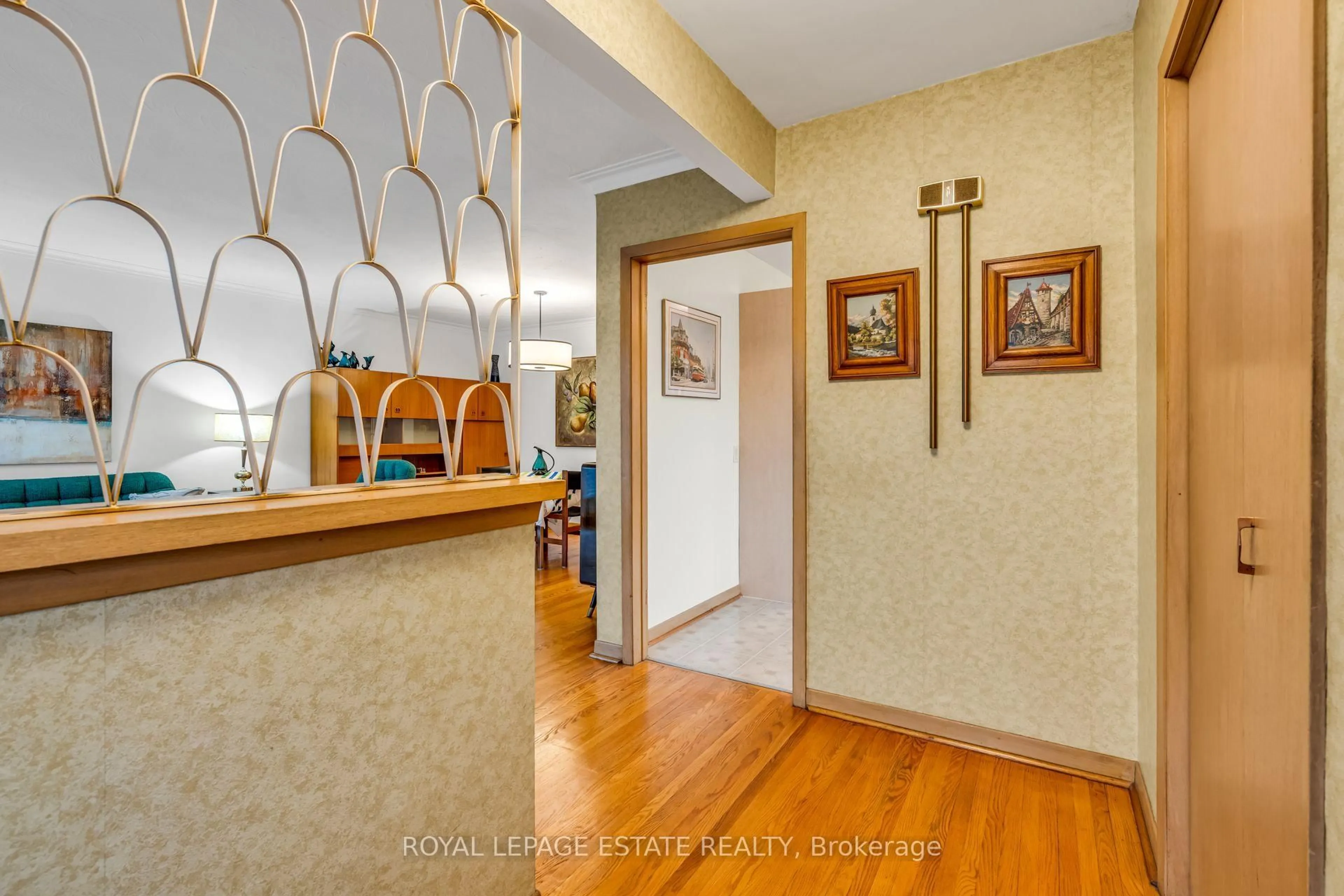 Indoor entryway for 252 Brimorton Rd, Toronto Ontario M1H 2E1