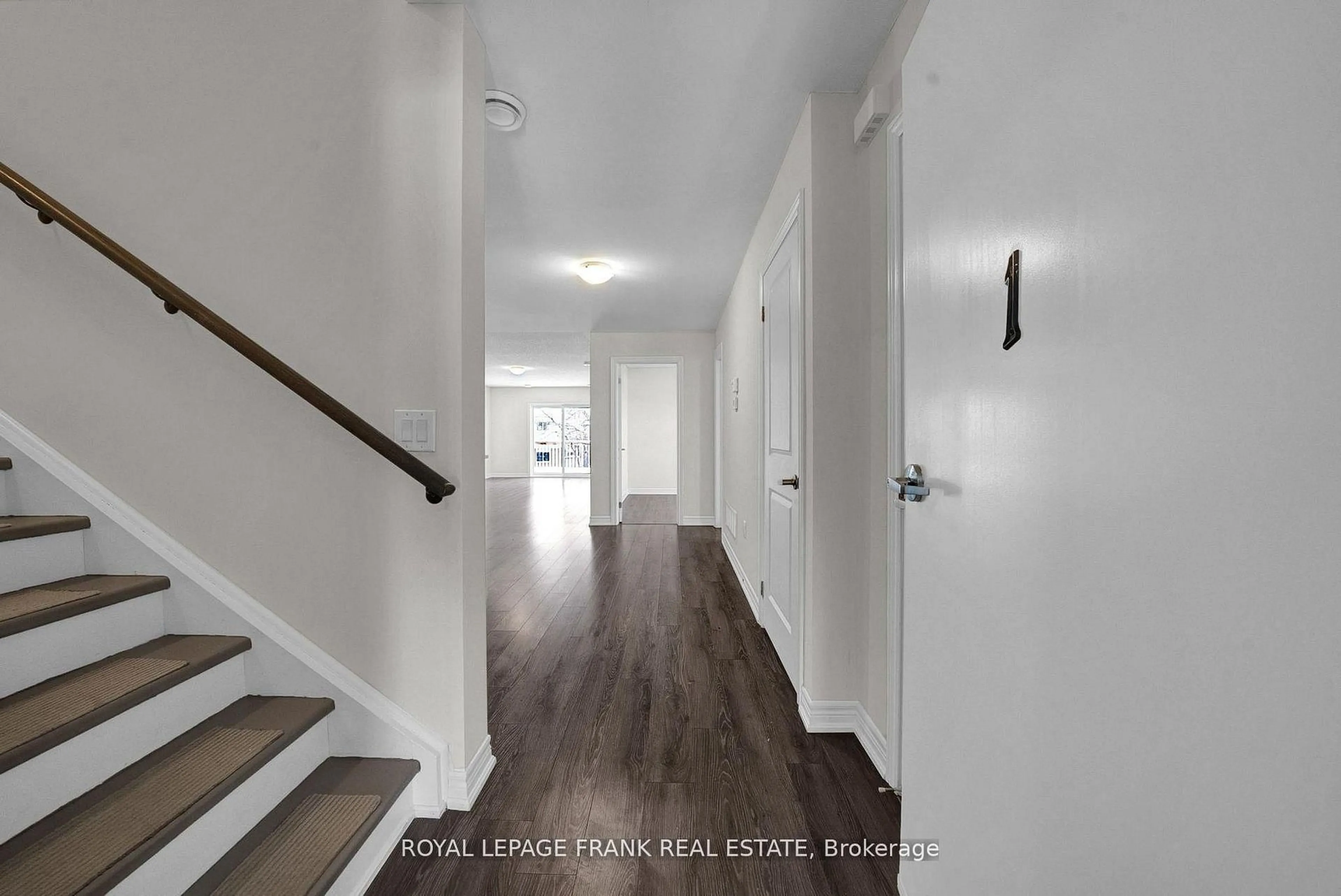 Indoor entryway for 402 Olive Ave, Oshawa Ontario L1H 2R1