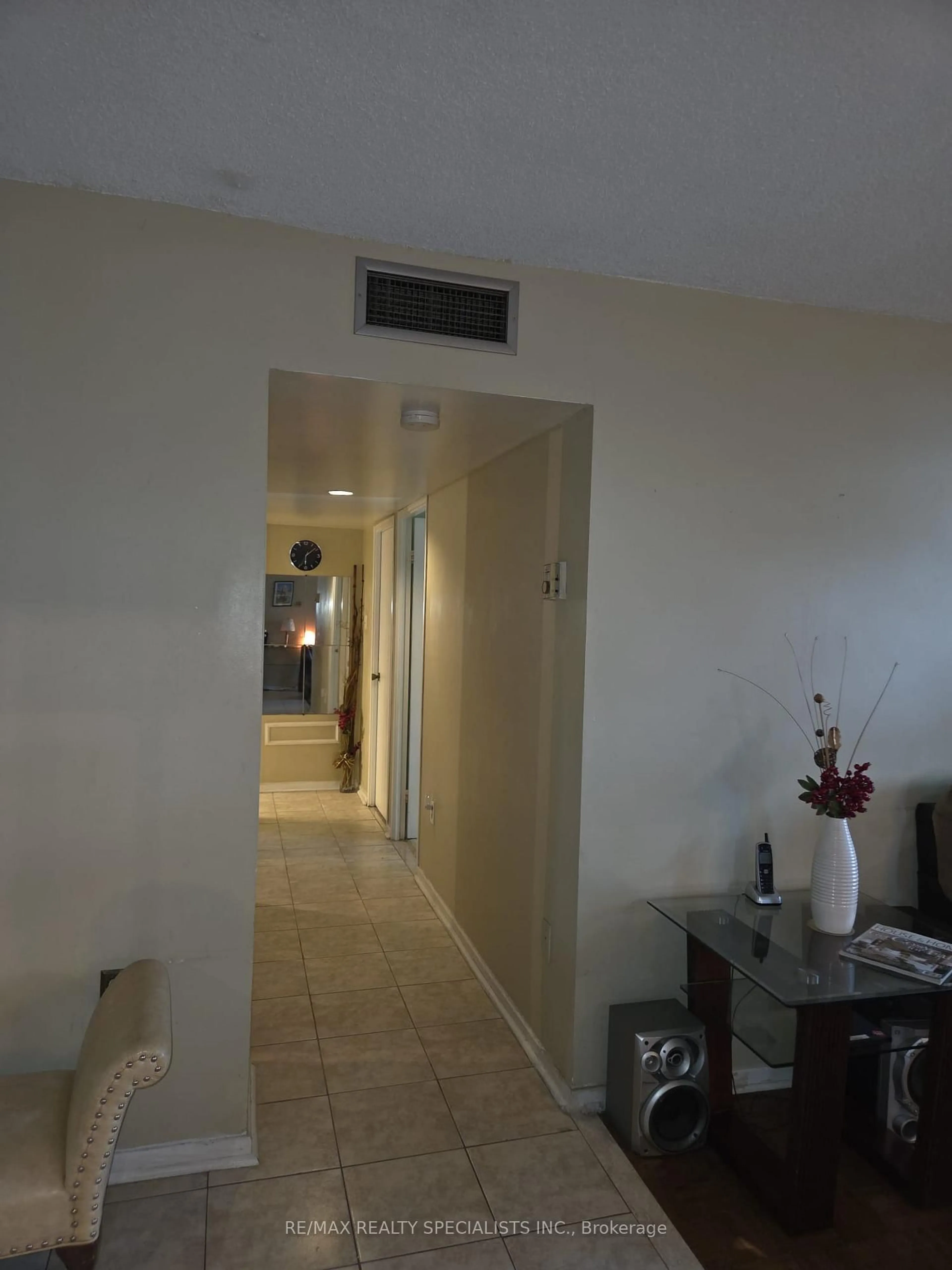 Indoor foyer for 1705 Mccowan Rd #103, Toronto Ontario M1S 4L2