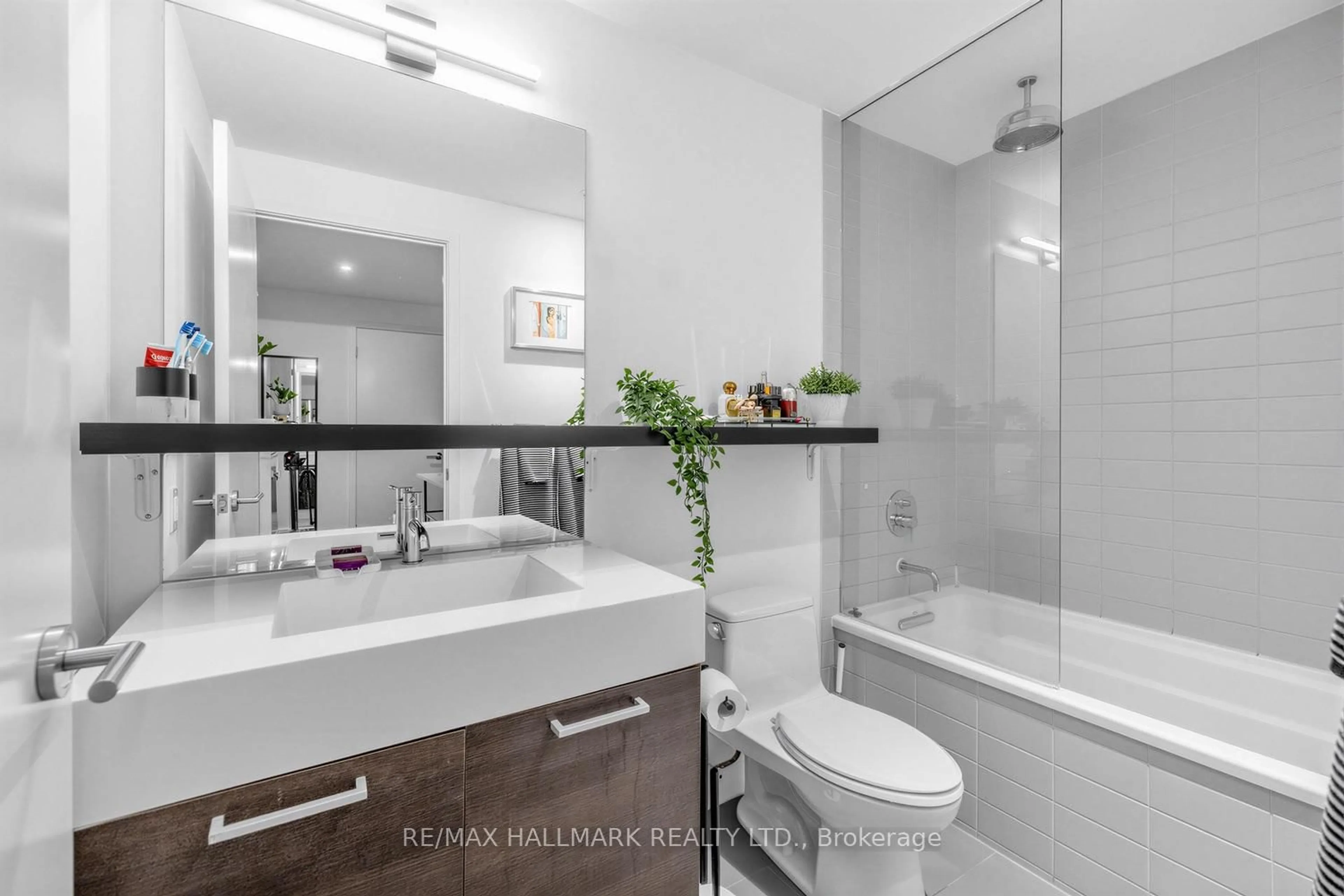 Standard bathroom, ceramic/tile floor for 90 Broadview Ave #408, Toronto Ontario M4M 0A7