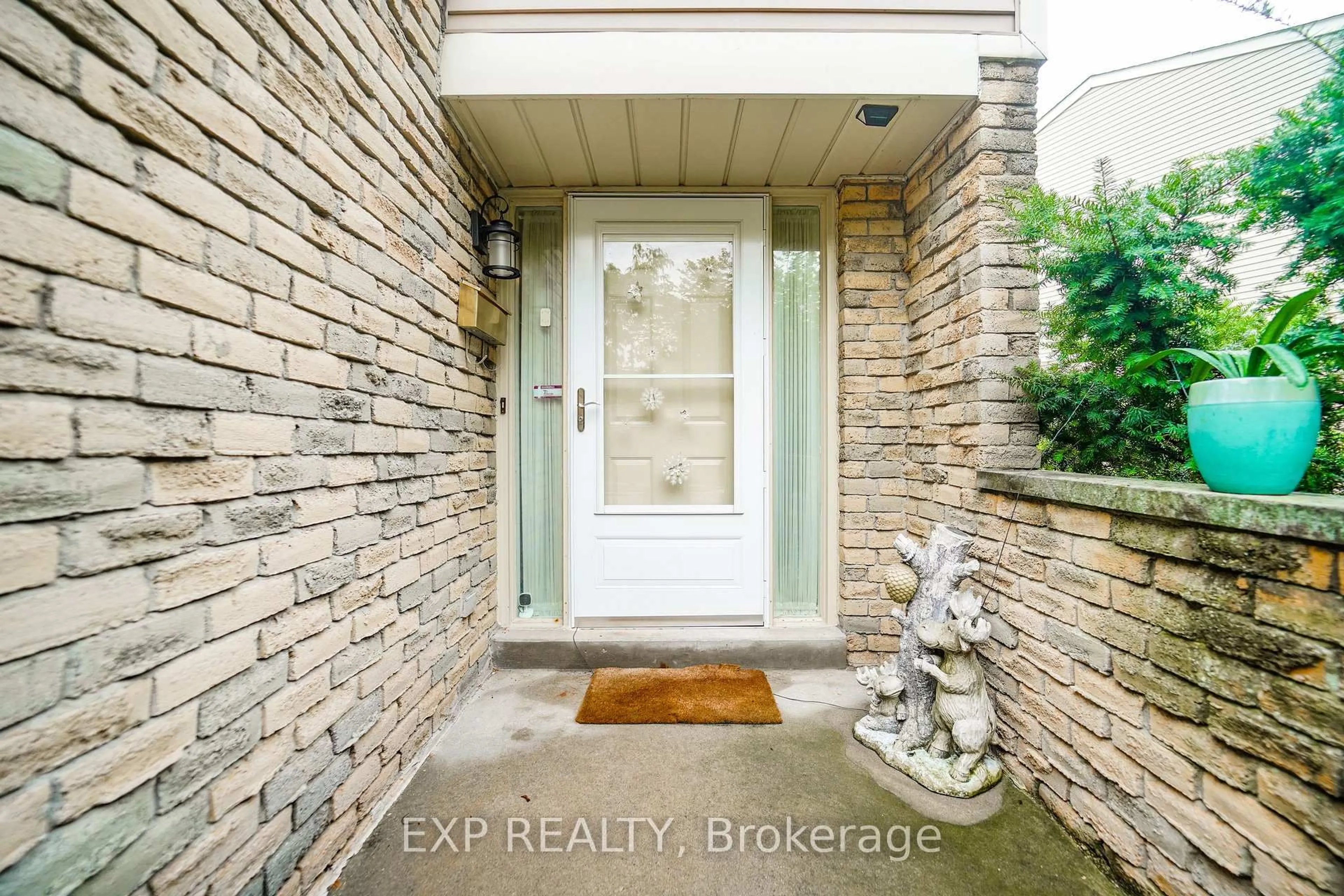 Indoor entryway for 61 Wintermute Blvd, Toronto Ontario M1W 3M7