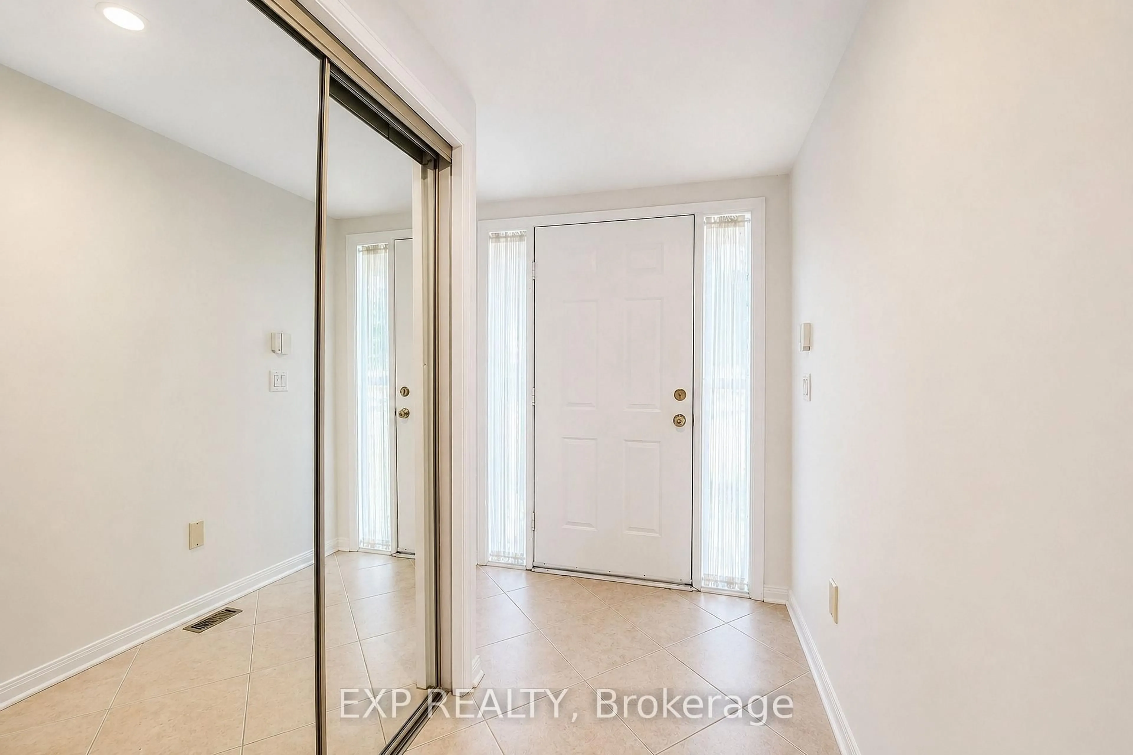 Indoor entryway for 61 Wintermute Blvd, Toronto Ontario M1W 3M7