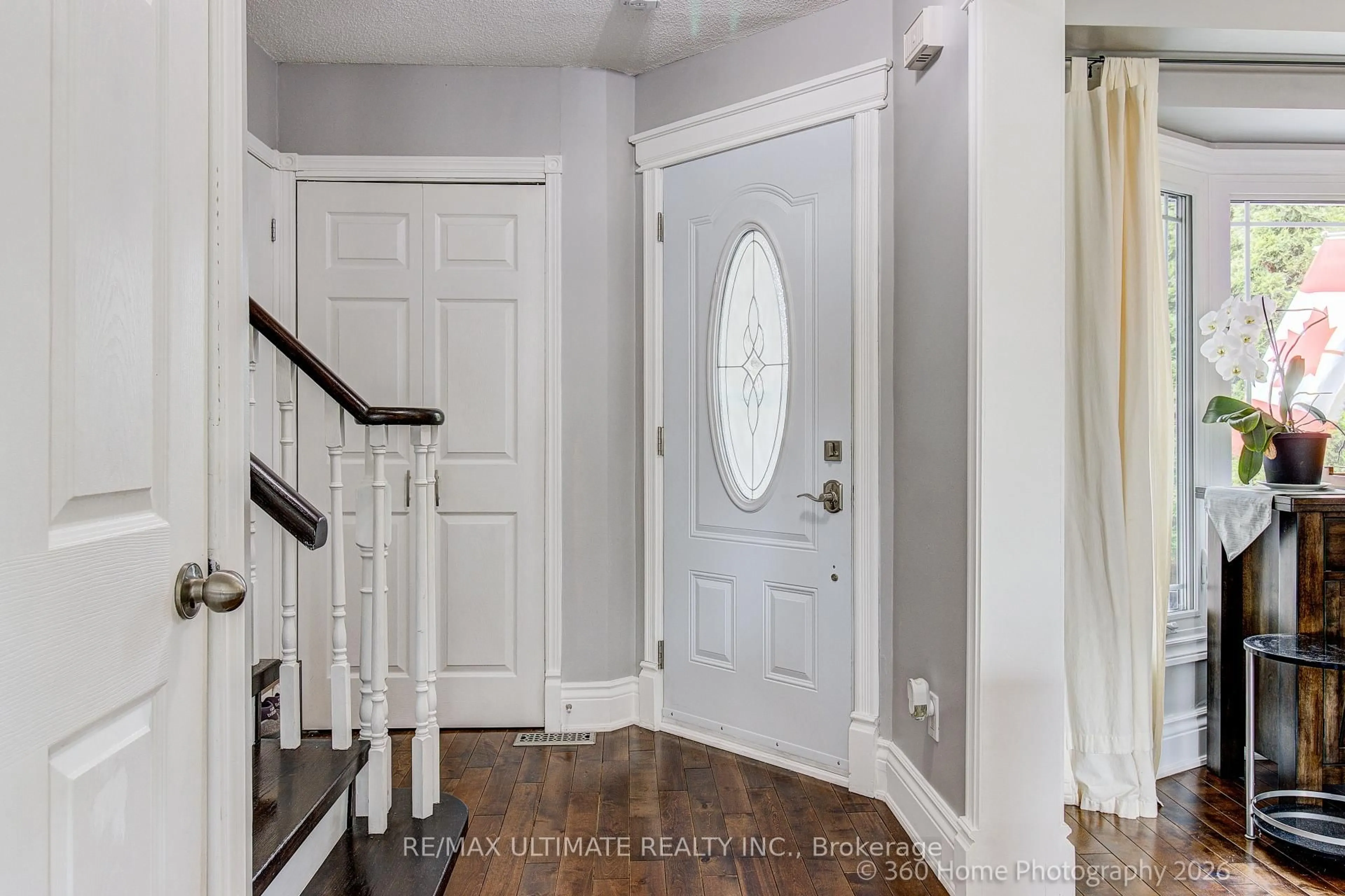 Indoor entryway for 23 Windham Cres, Clarington Ontario L1E 1Y7