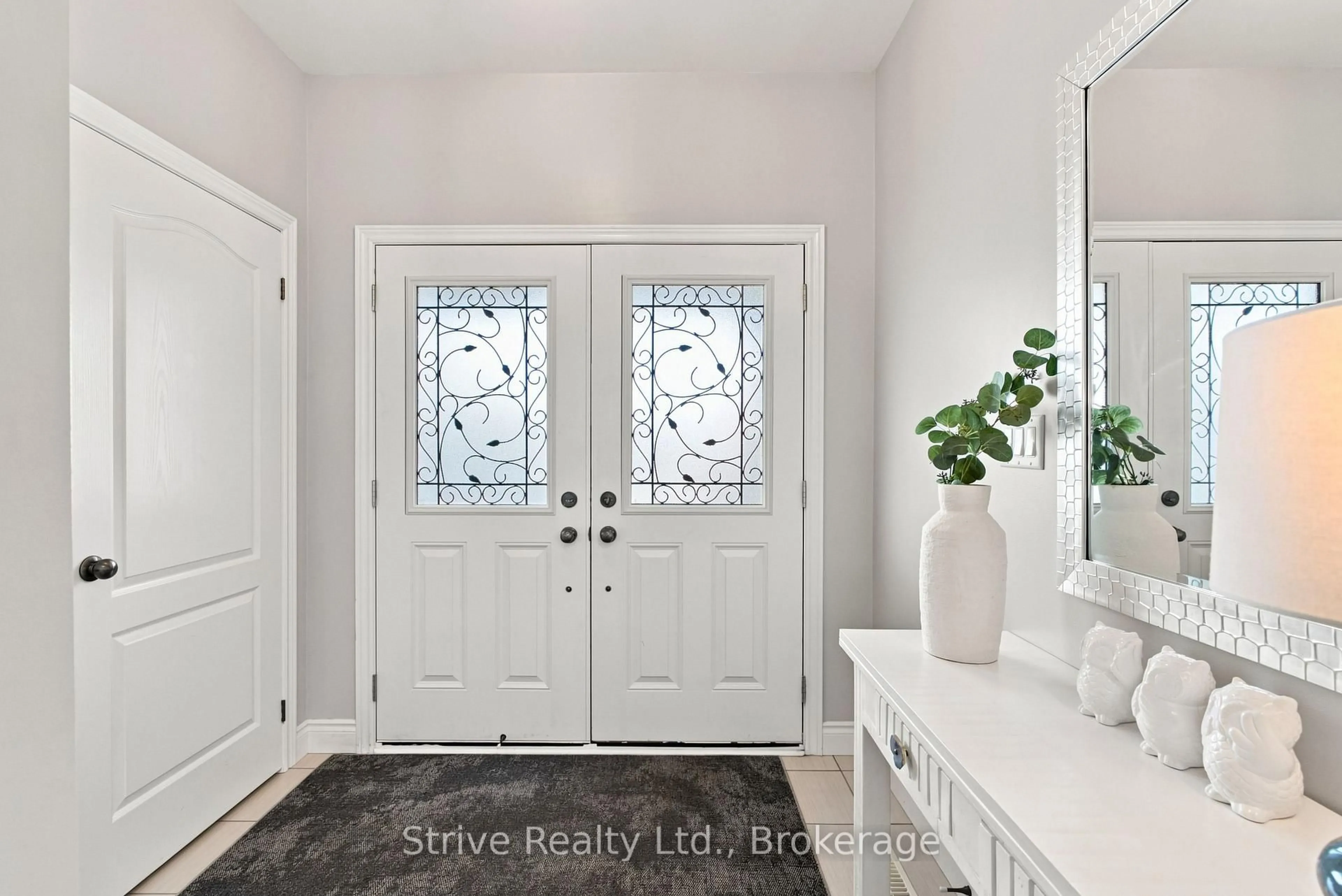 Indoor entryway for 14 Vetzal Crt, Clarington Ontario L1E 0H3