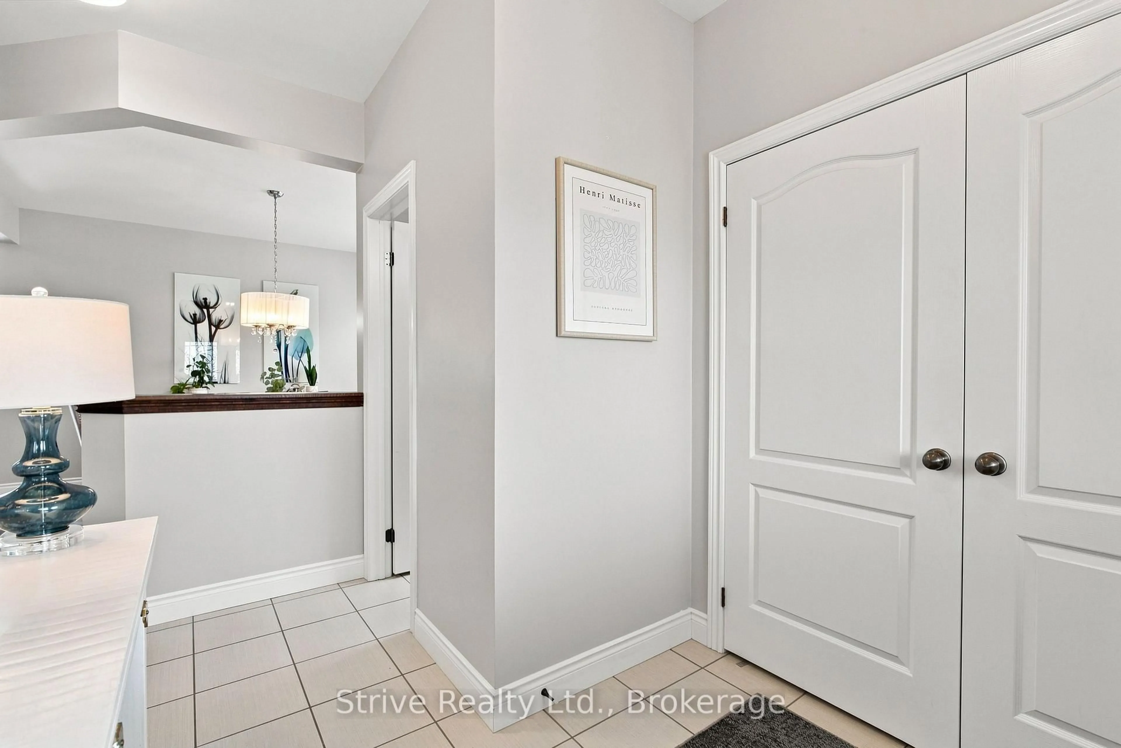 Indoor entryway for 14 Vetzal Crt, Clarington Ontario L1E 0H3