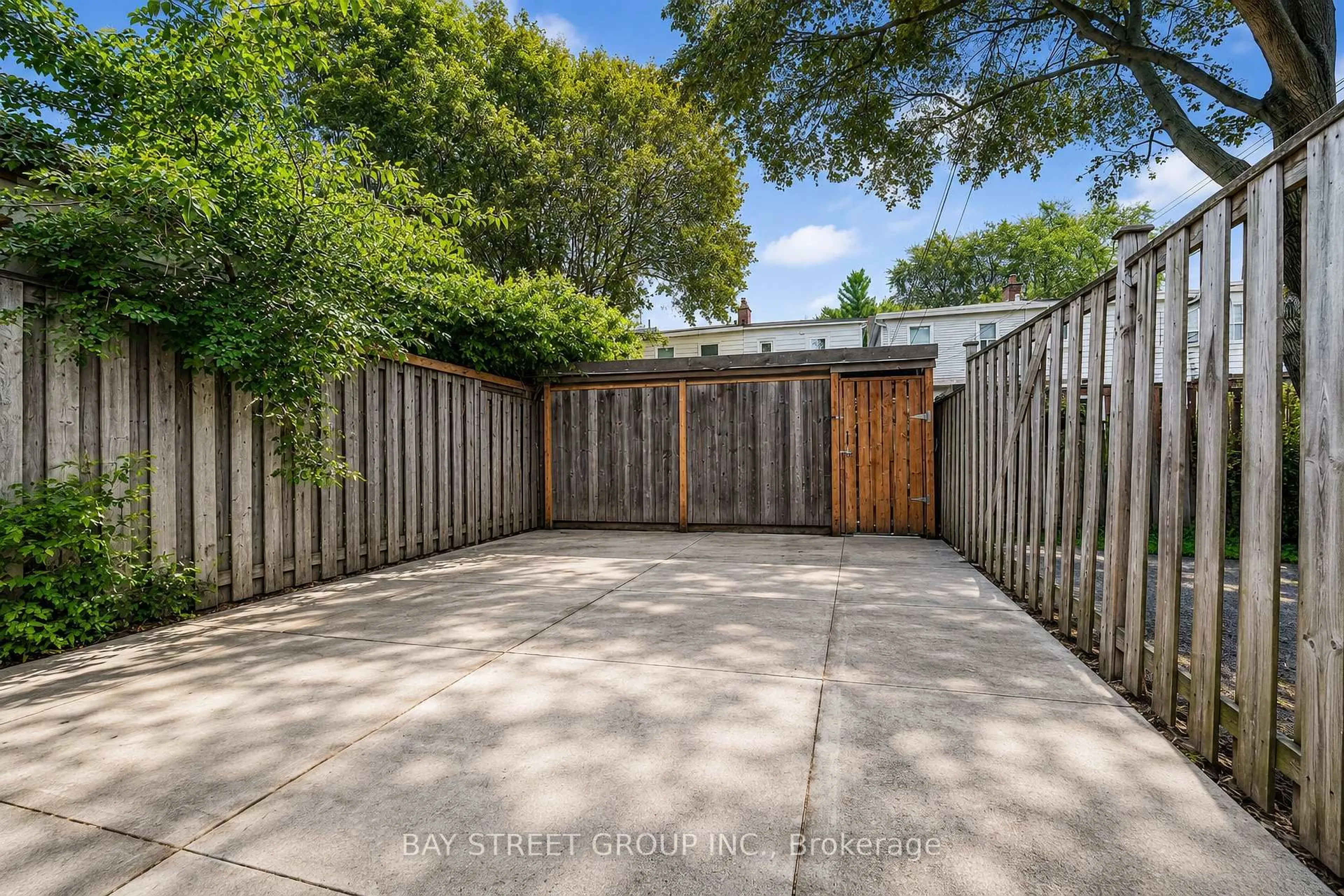 A pic from outside/outdoor area/front of a property/back of a property/a pic from drone, street for 54 Thyra Ave, Toronto Ontario M4C 5G5