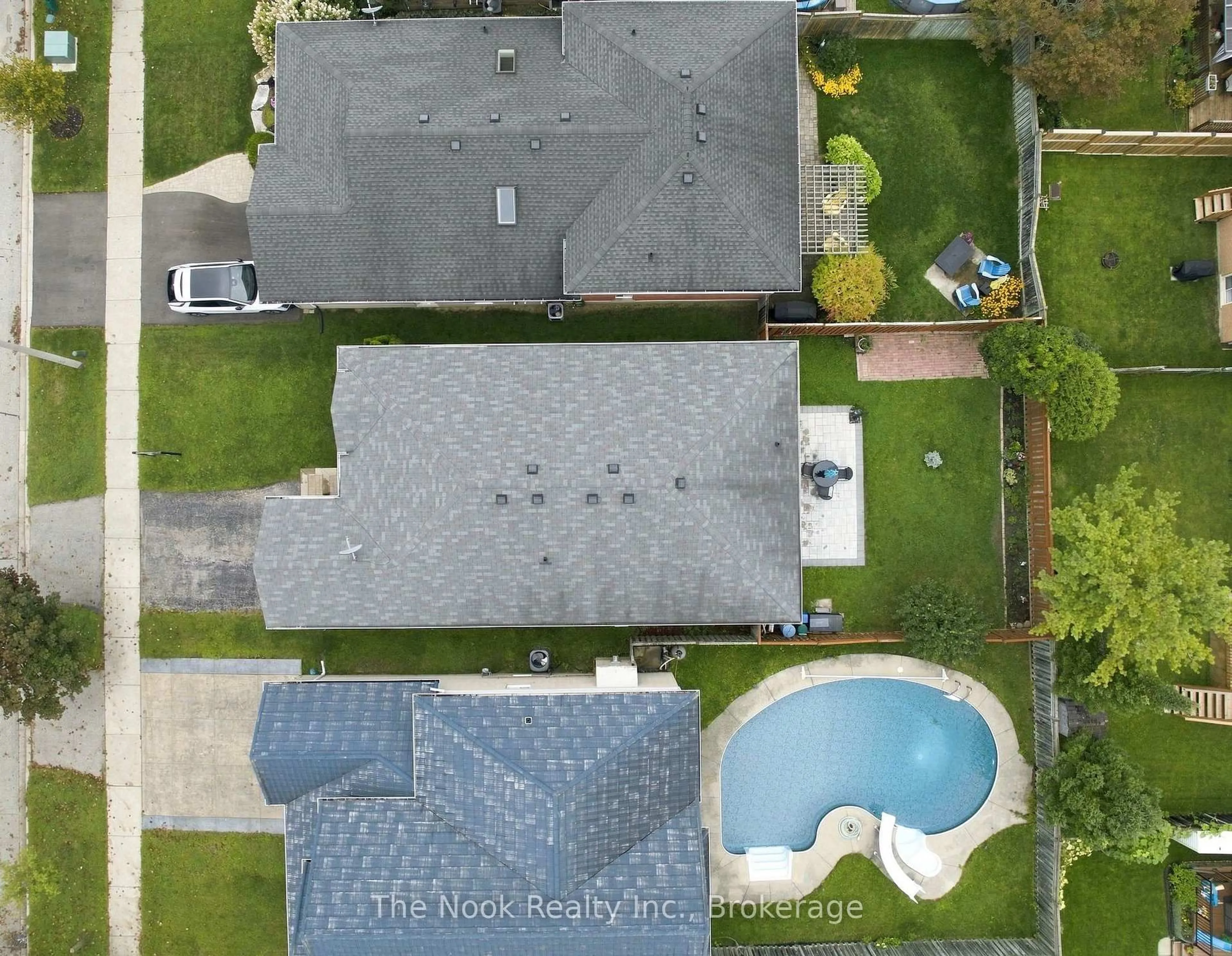 A pic from outside/outdoor area/front of a property/back of a property/a pic from drone, street for 638 Longworth Ave, Clarington Ontario L1C 5B8