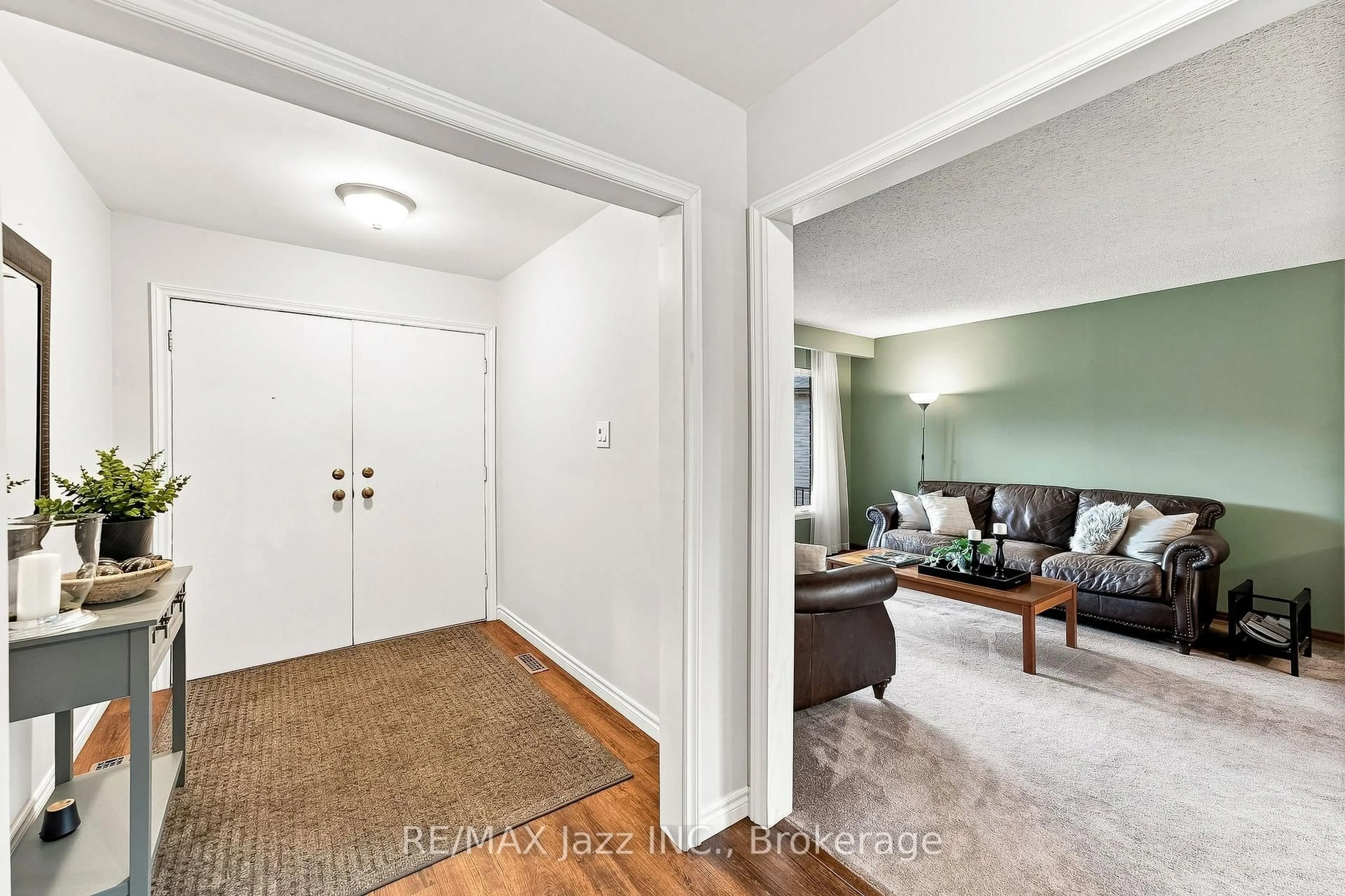 Indoor entryway for 76 Chester Cres, Scugog Ontario L9L 1K8