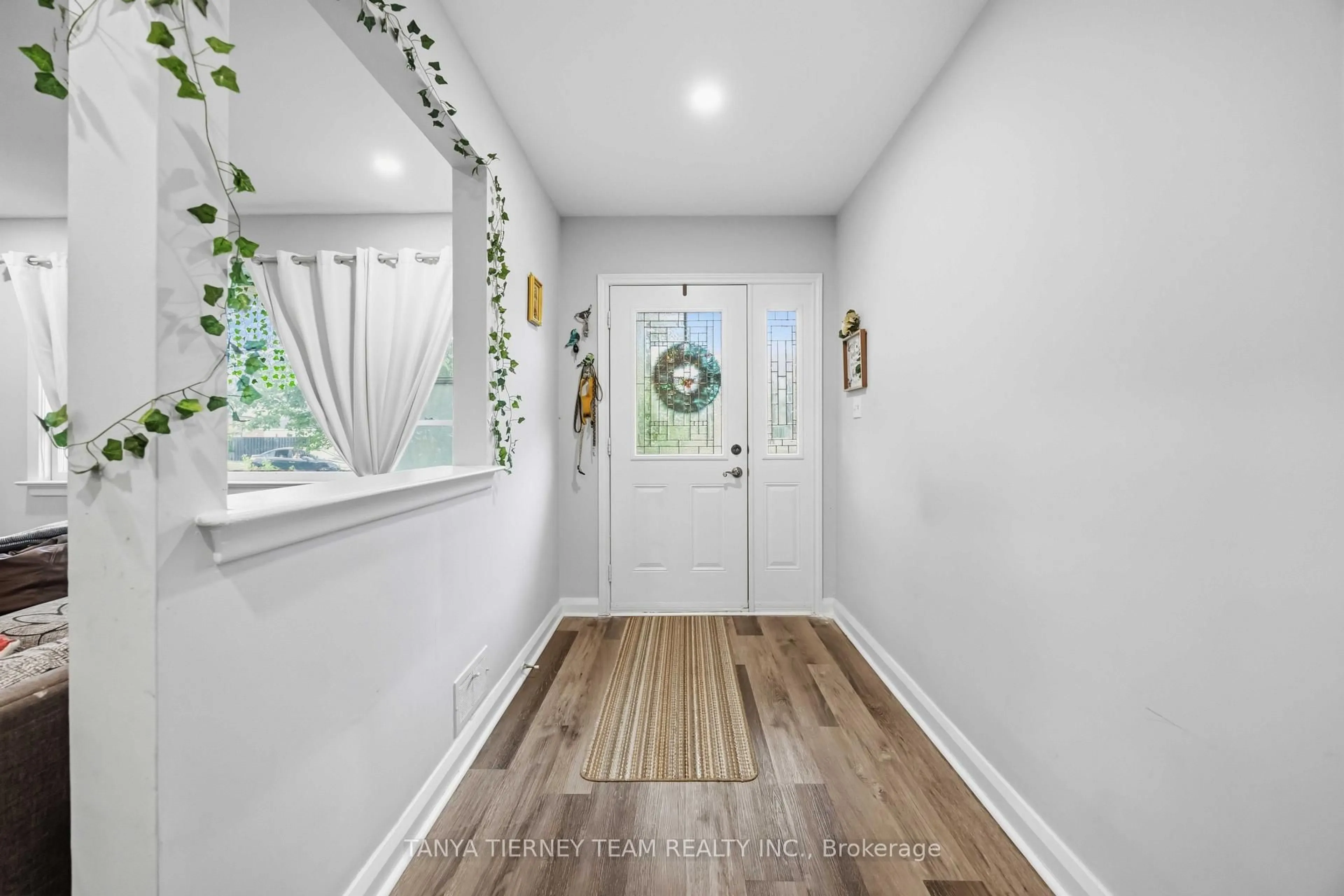 Indoor entryway for 118 Rossland Rd, Oshawa Ontario L1G 2V6