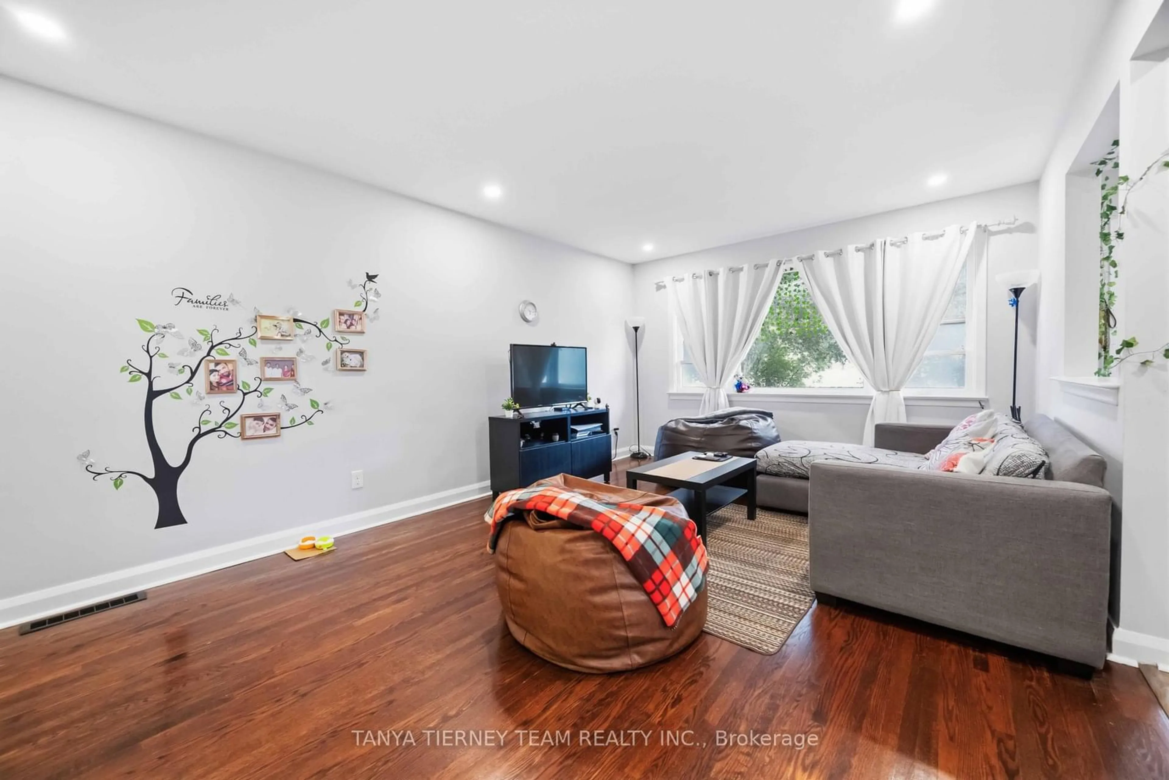 Living room with furniture, wood/laminate floor for 118 Rossland Rd, Oshawa Ontario L1G 2V6