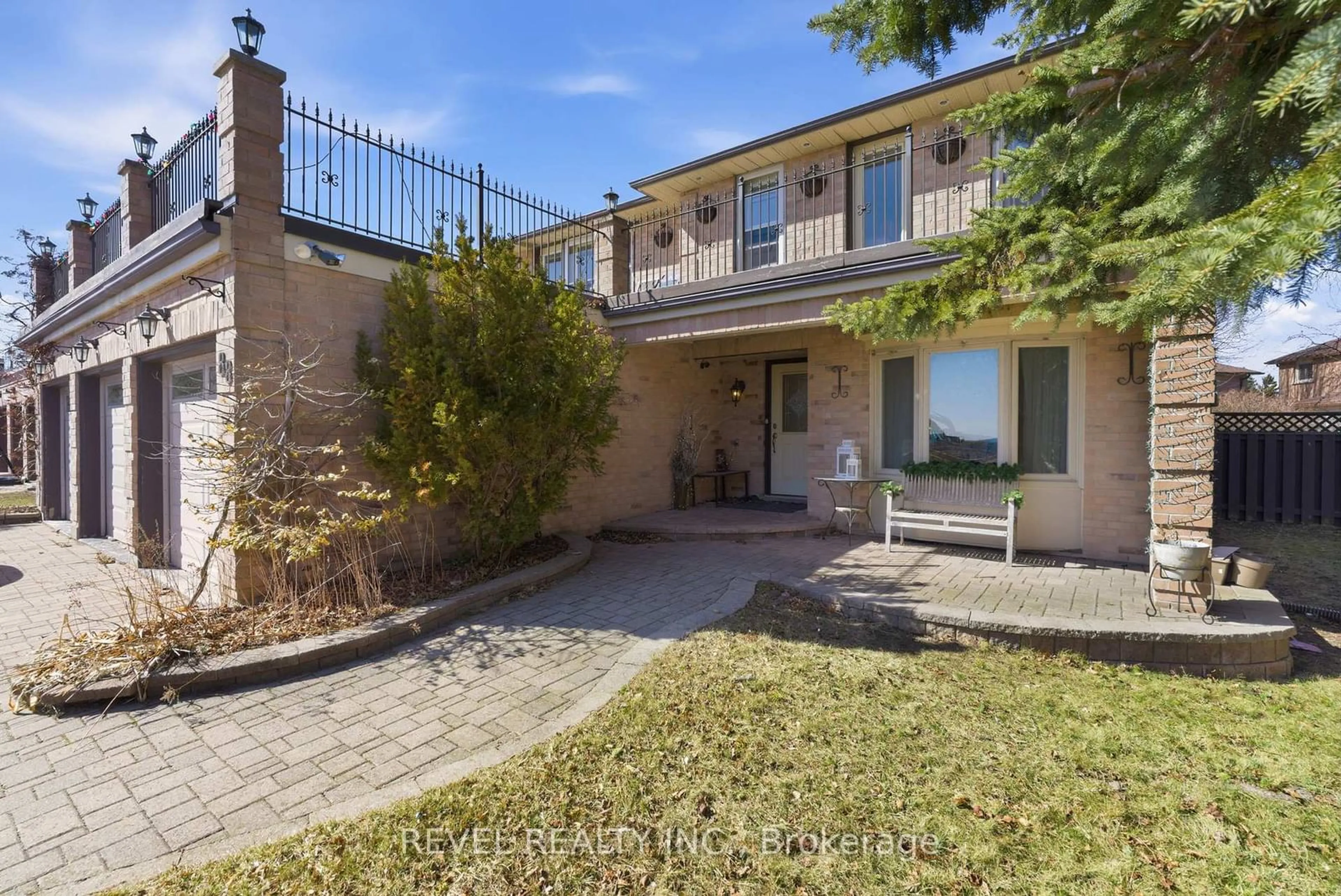 A pic from outside/outdoor area/front of a property/back of a property/a pic from drone, street for 88 Lake Driveway, Ajax Ontario L1S 4T2