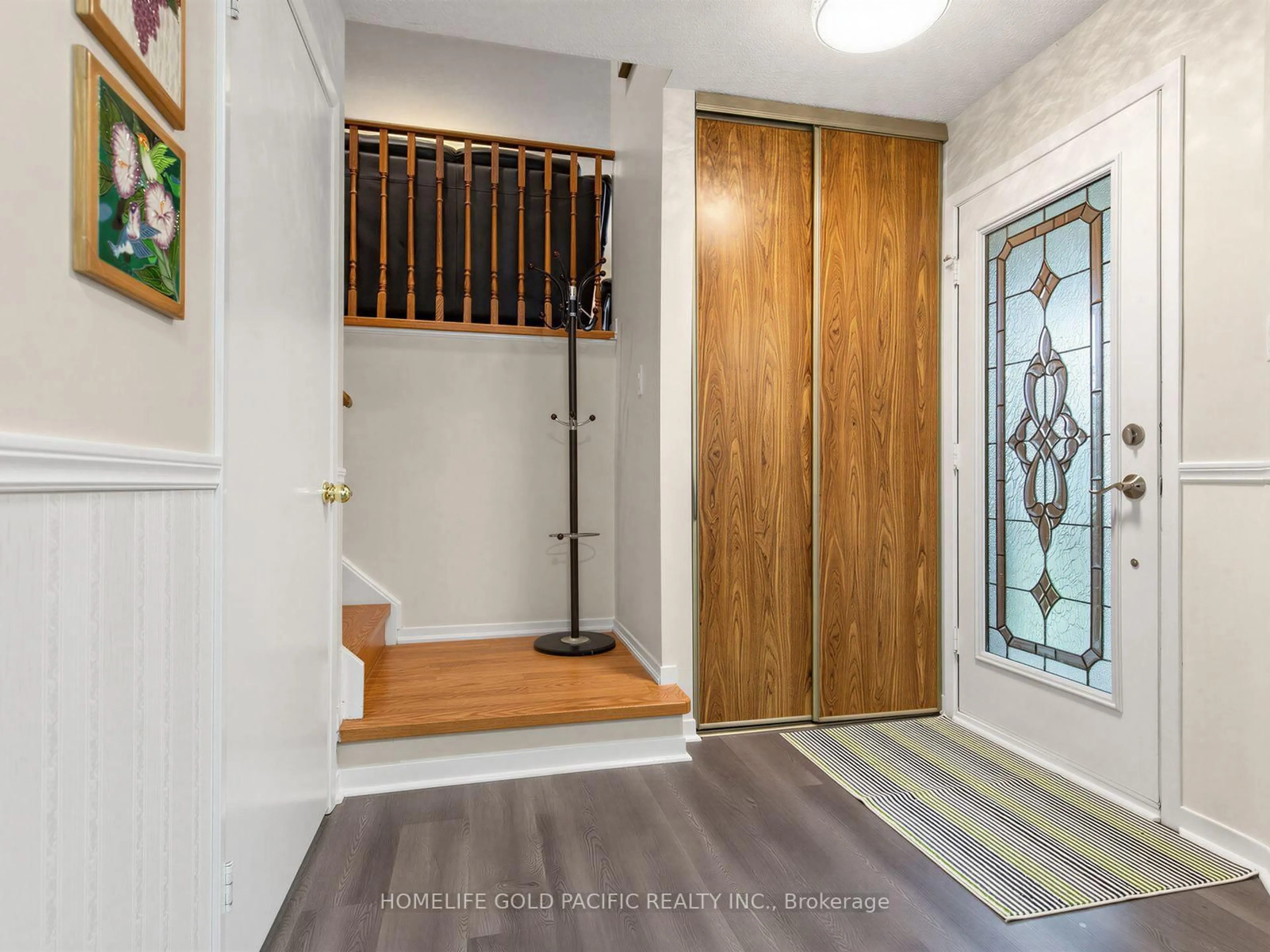 Indoor entryway for 156 Ravenscroft Rd, Ajax Ontario L1T 1Y1