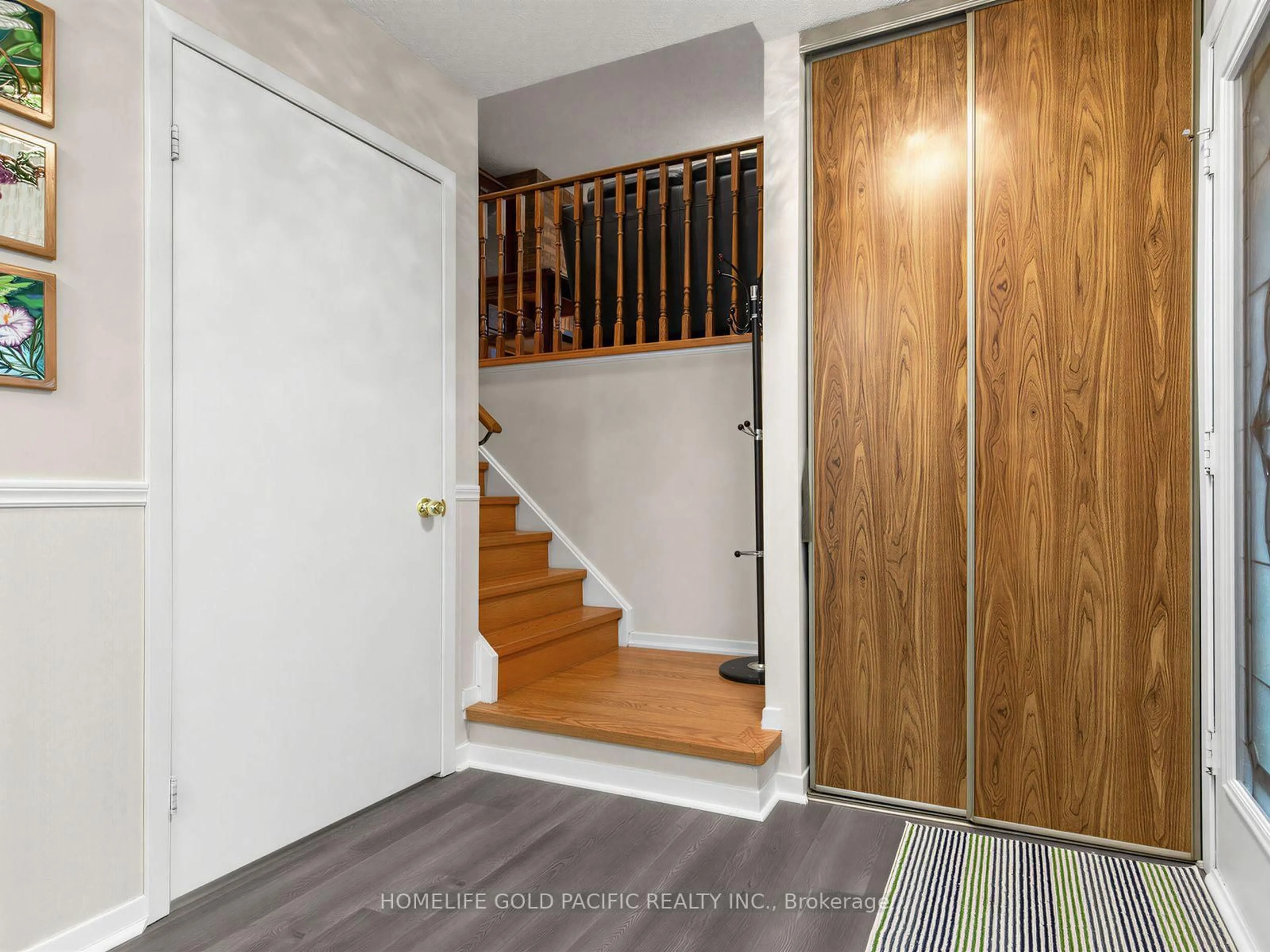 Indoor entryway for 156 Ravenscroft Rd, Ajax Ontario L1T 1Y1