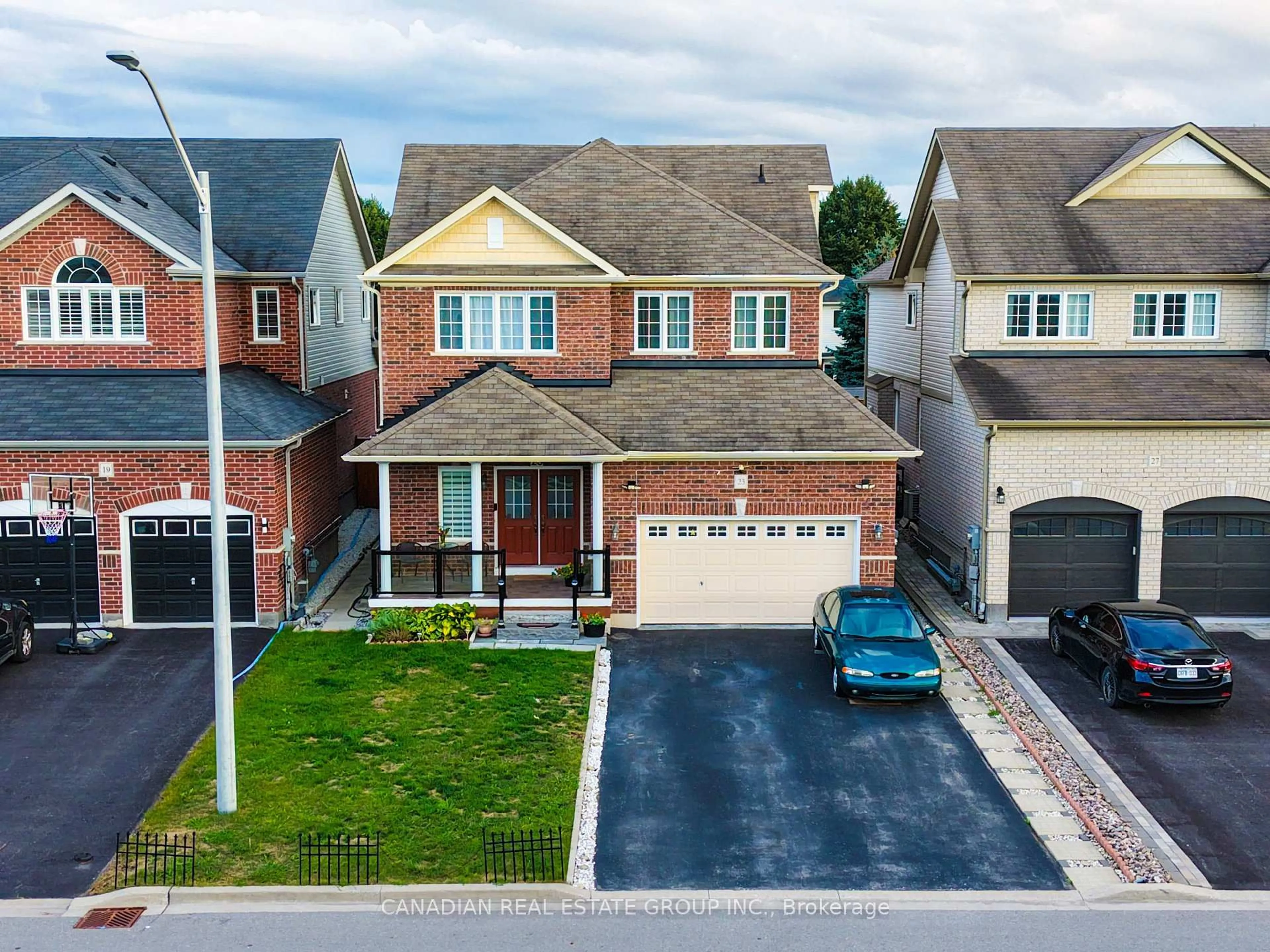 A pic from outside/outdoor area/front of a property/back of a property/a pic from drone, street for 23 Page Pl, Clarington Ontario L1E 2E8
