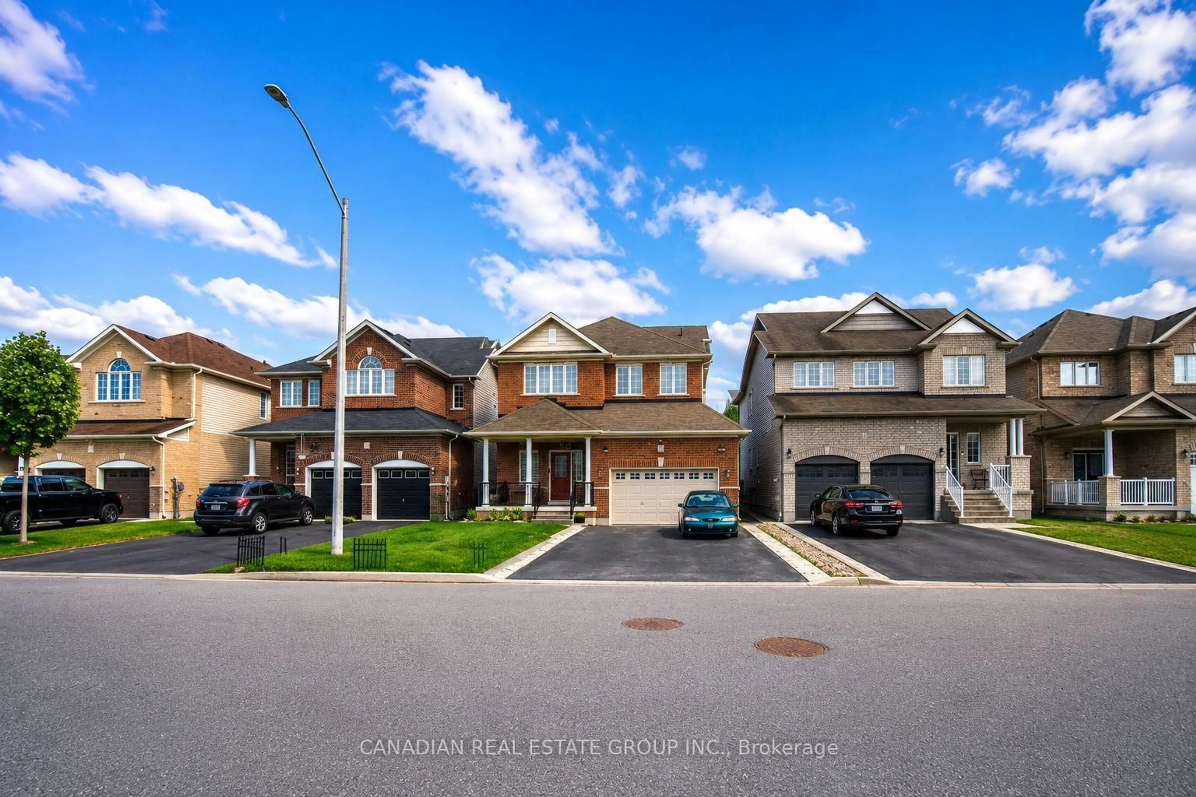 A pic from outside/outdoor area/front of a property/back of a property/a pic from drone, street for 23 Page Pl, Clarington Ontario L1E 2E8