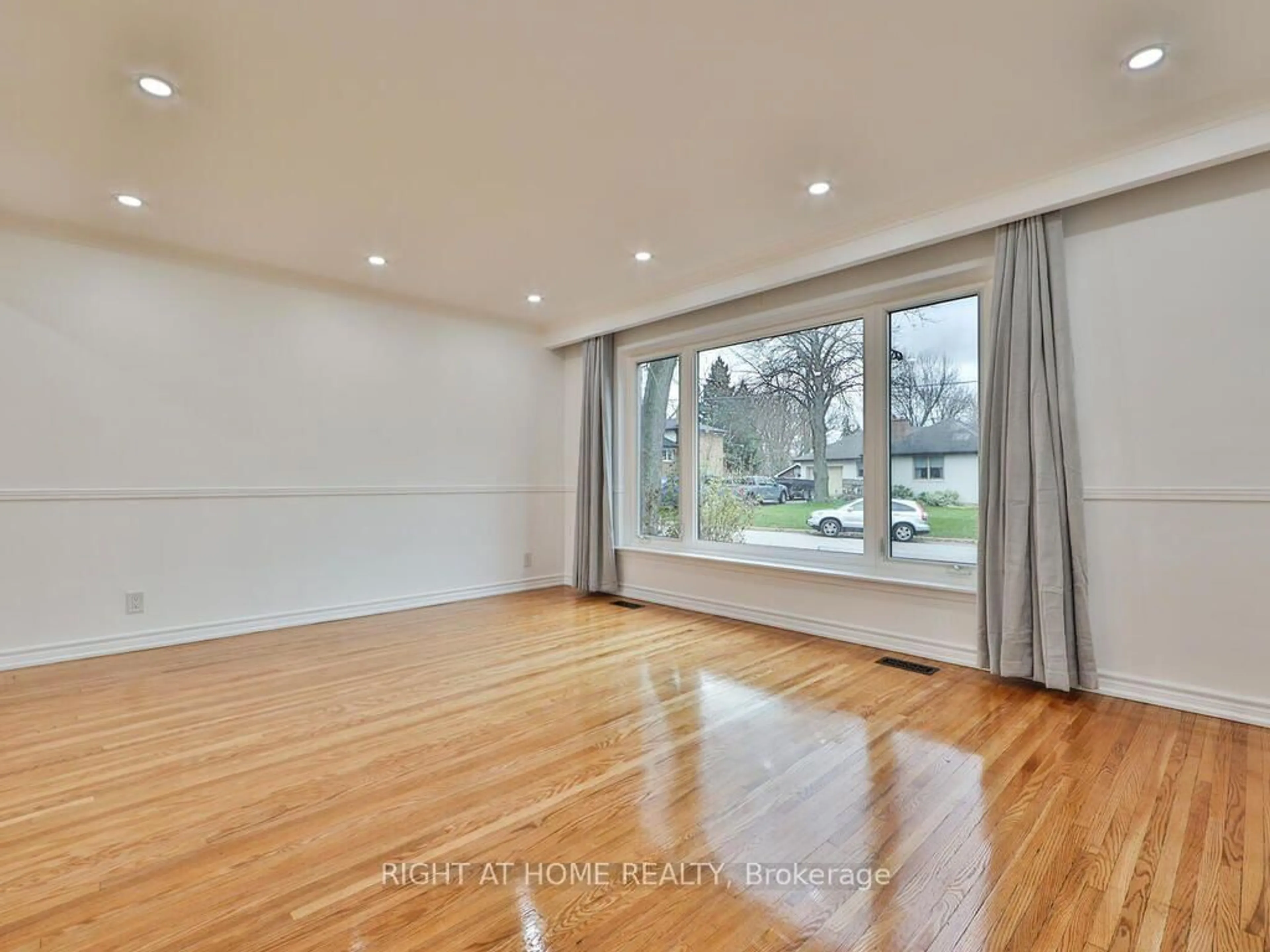 A pic of a room for 9 Allister Ave, Toronto Ontario M1M 3K7