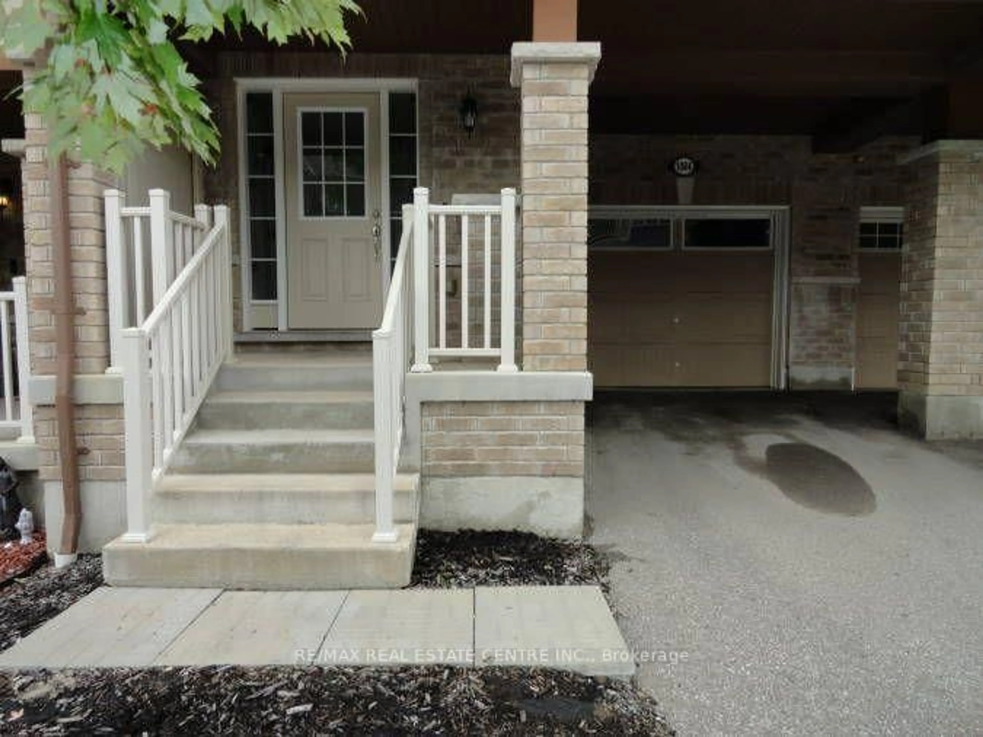 Indoor entryway for 1084 Silk St, Pickering Ontario L1X 0E8
