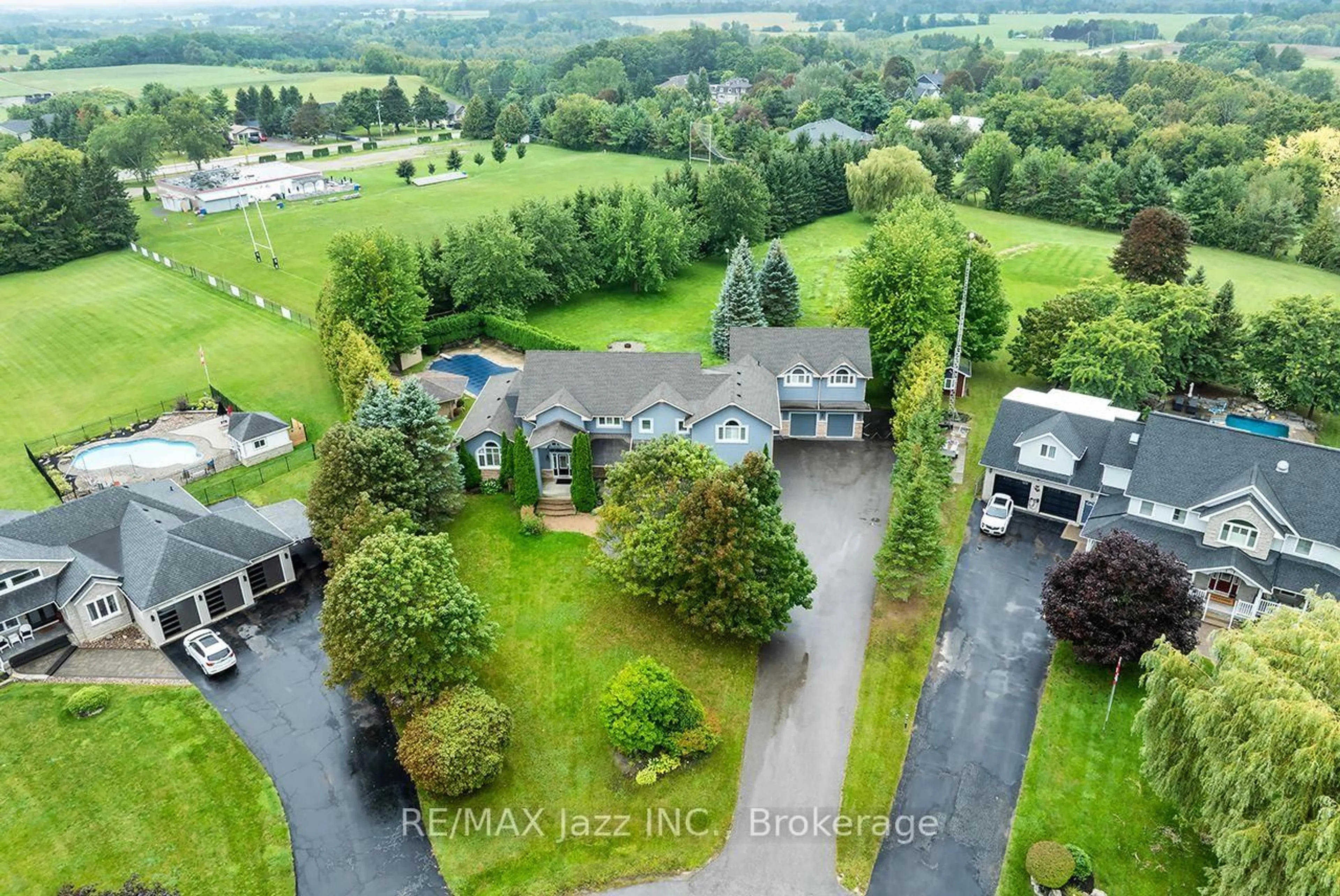 A pic from outside/outdoor area/front of a property/back of a property/a pic from drone, water/lake/river/ocean view for 99 Hurd St, Oshawa Ontario L1H 7K4