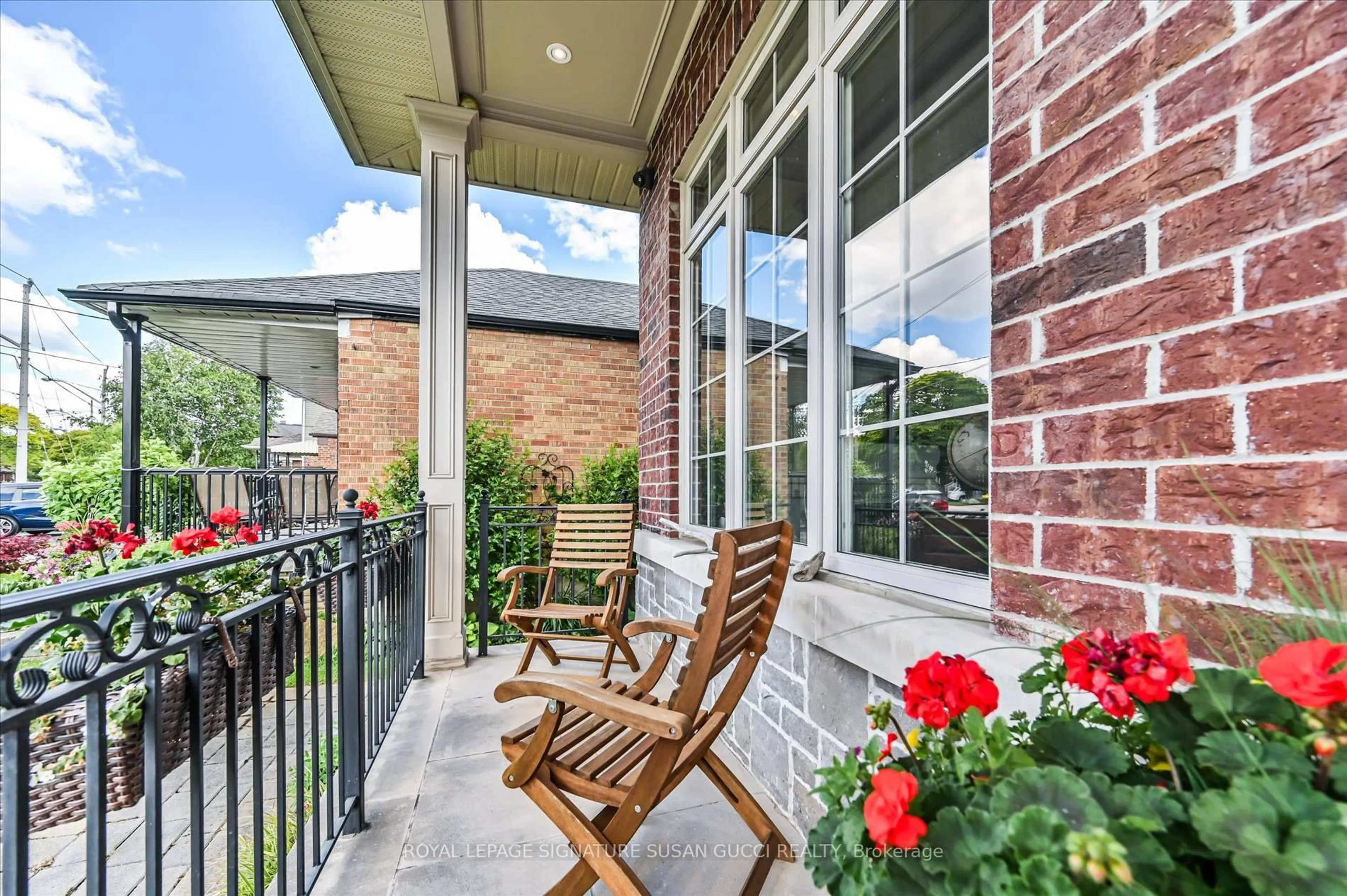 Patio, street for 49 Ferris Rd, Toronto Ontario M4B 1G2