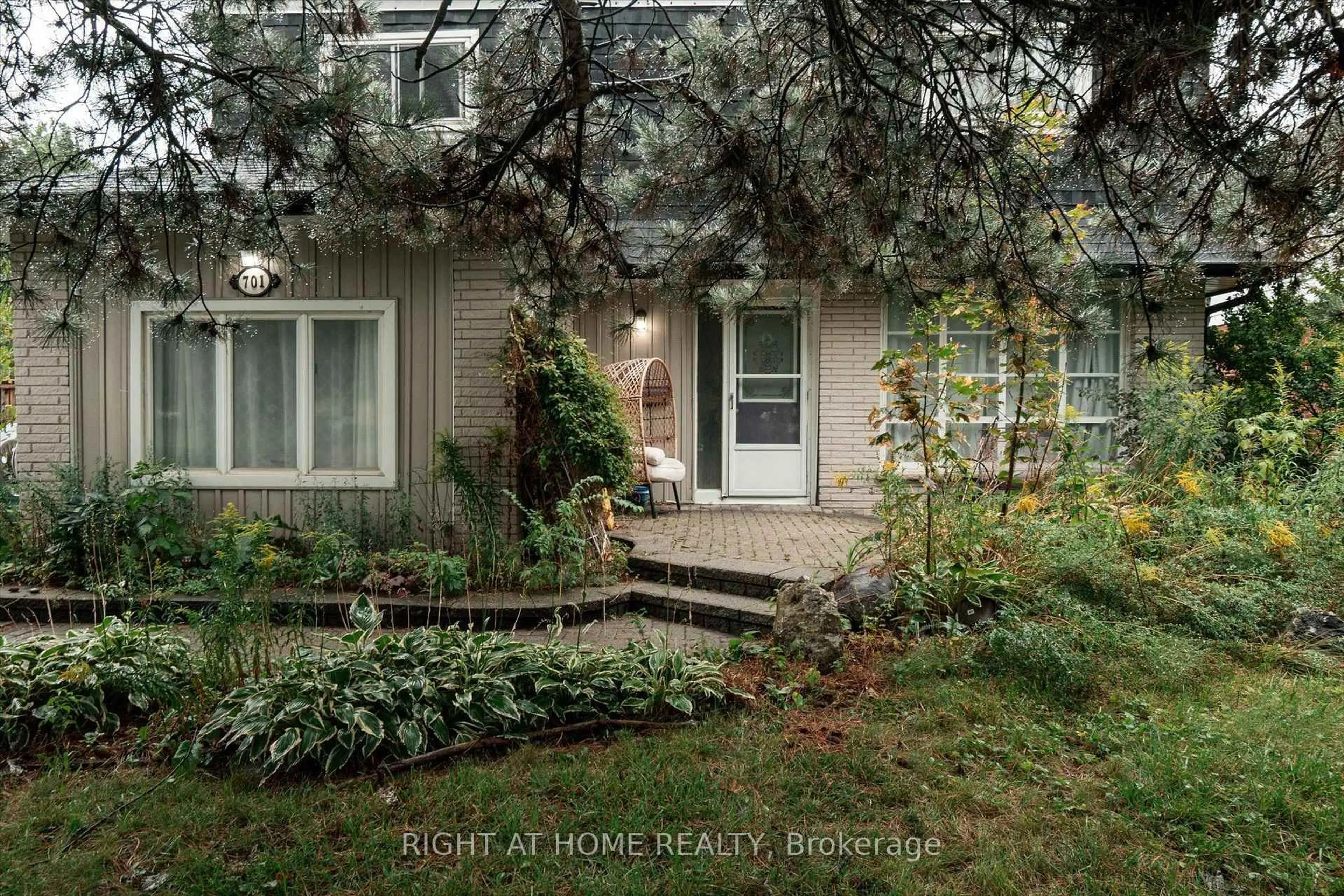 Unknown for 701 Central Park Blvd, Oshawa Ontario L1G 6A8