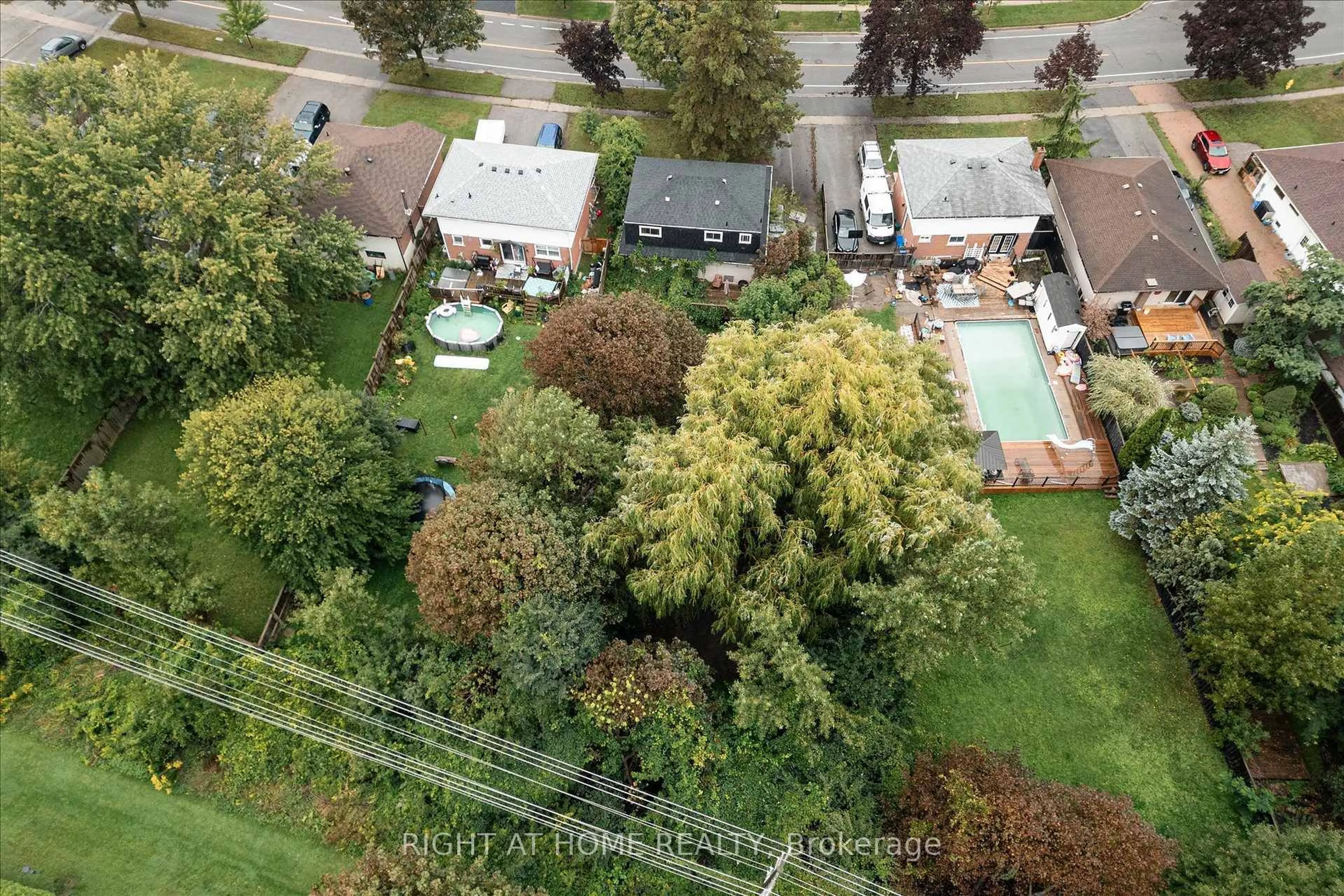 A pic from outside/outdoor area/front of a property/back of a property/a pic from drone, street for 701 Central Park Blvd, Oshawa Ontario L1G 6A8