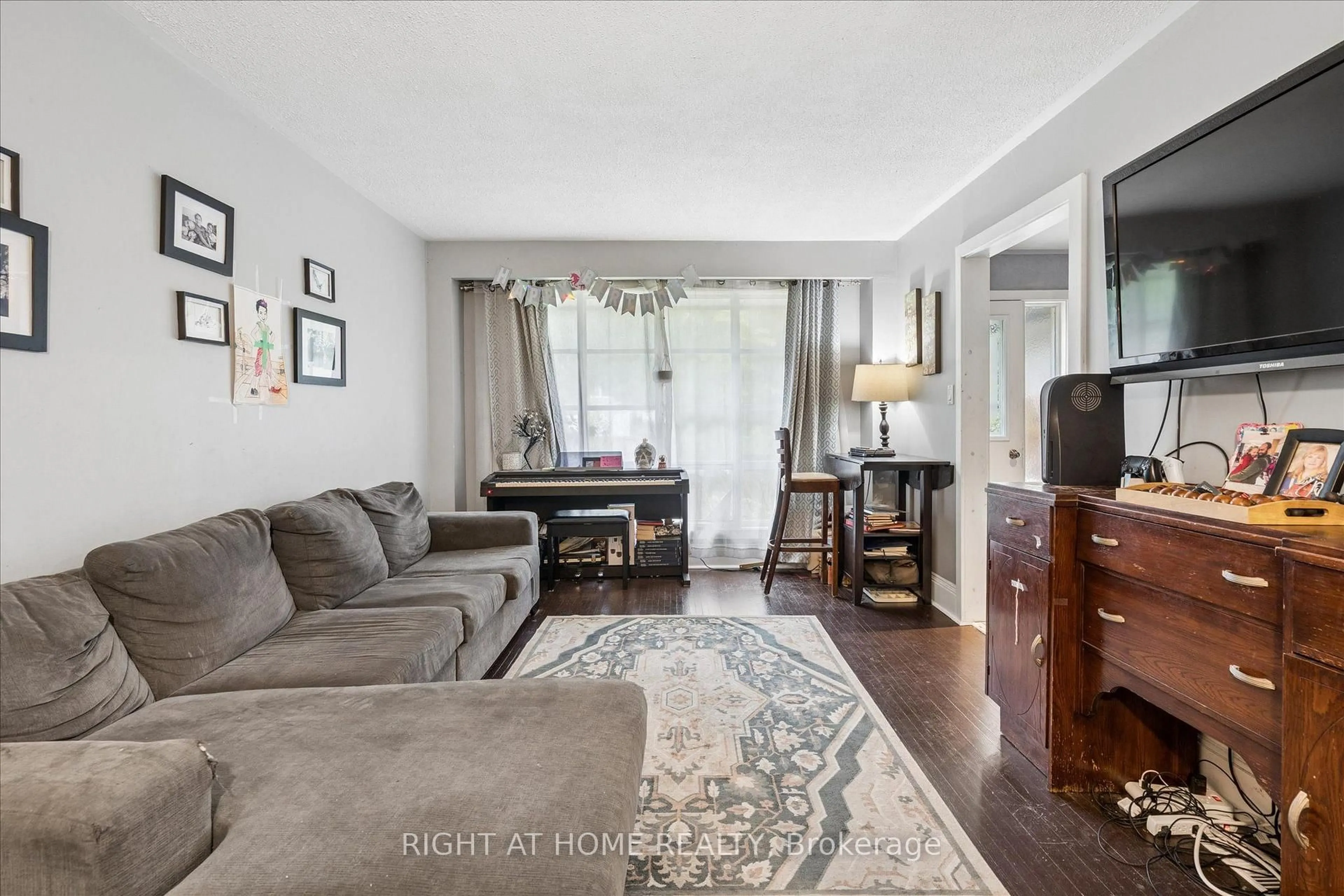 Living room with furniture, unknown for 701 Central Park Blvd, Oshawa Ontario L1G 6A8