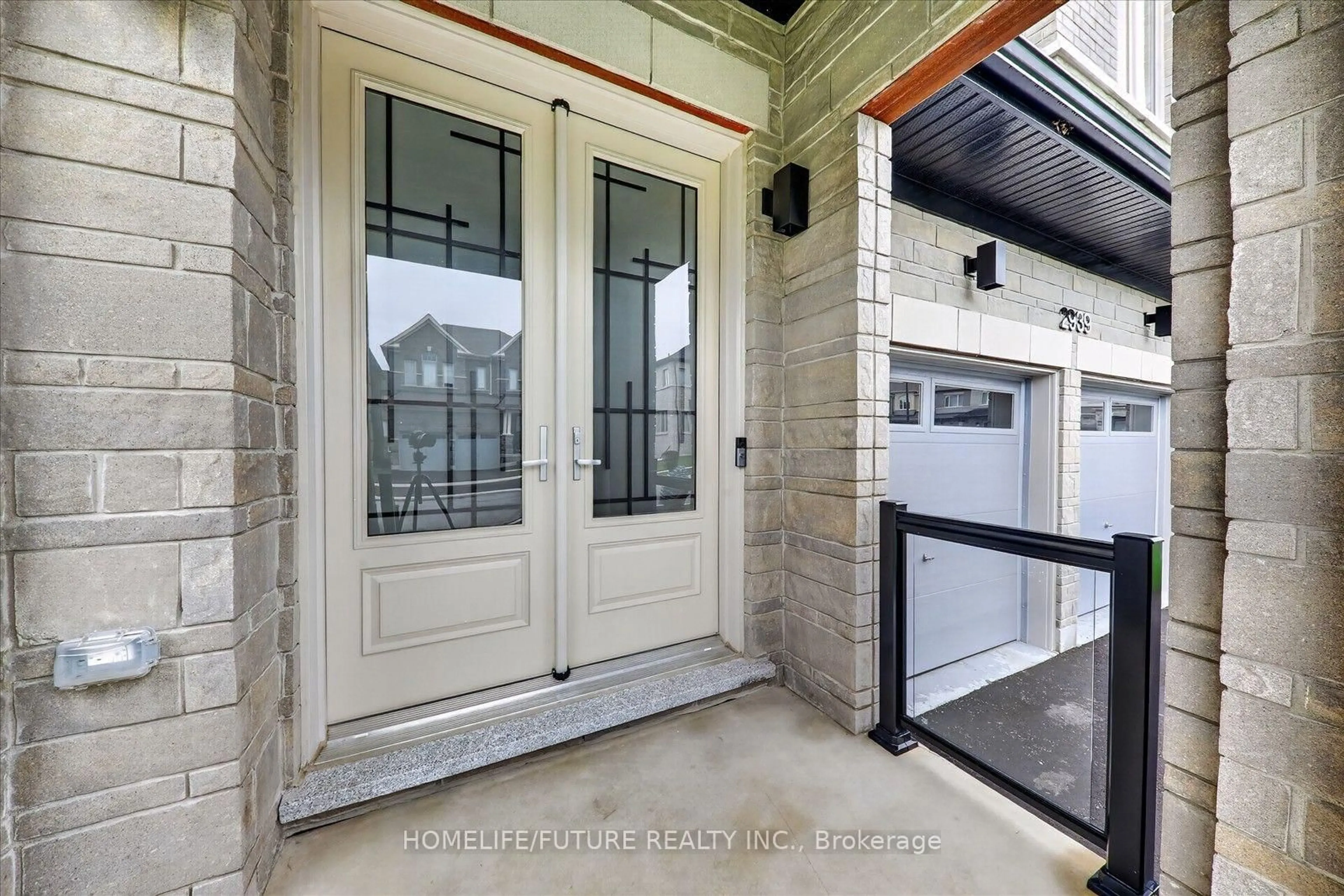 Indoor entryway for 2939 Grindstone Cres, Pickering Ontario L1X 0R5