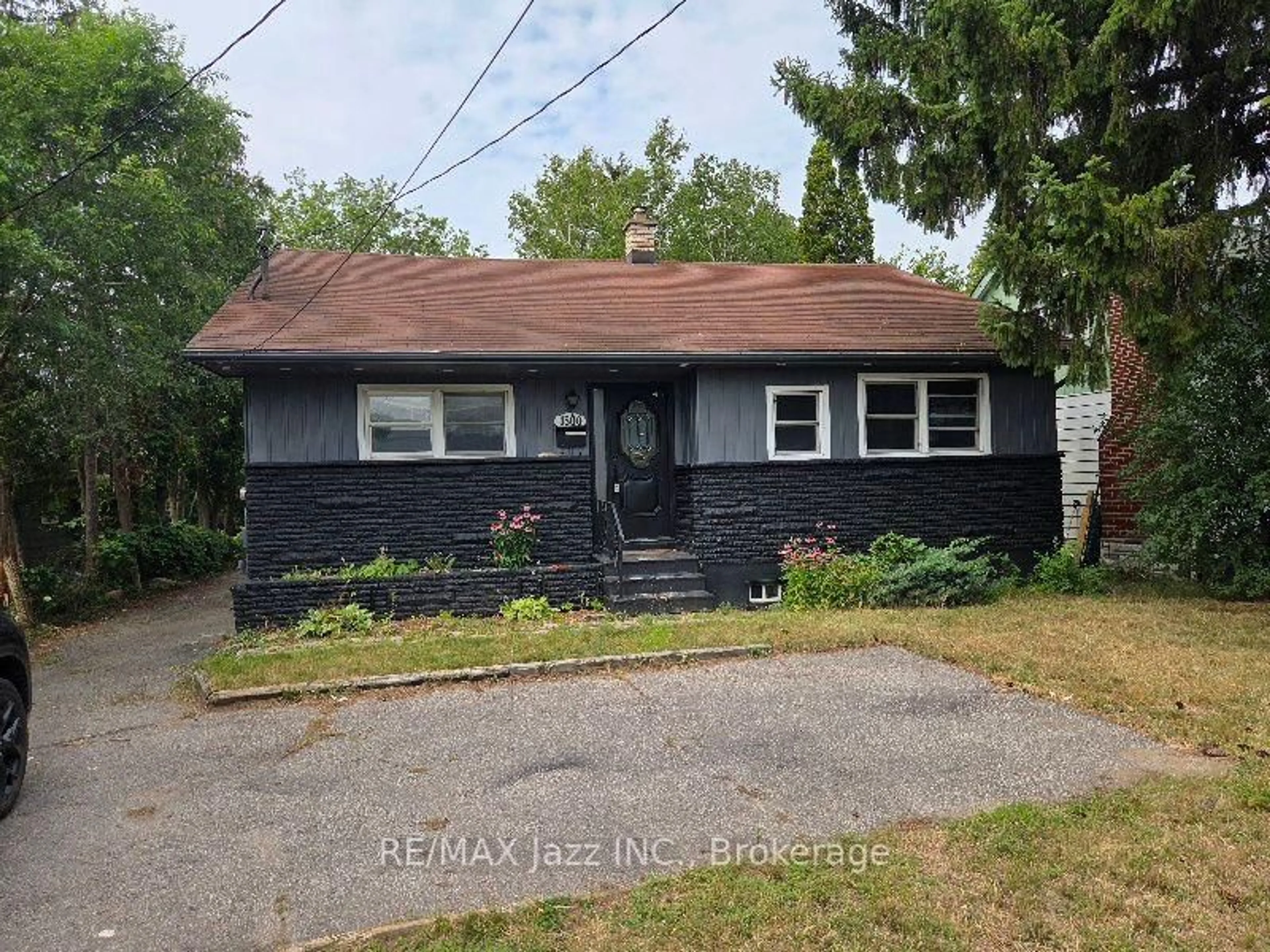 Home with vinyl exterior material, street for 1500 Simcoe St, Oshawa Ontario L1G 4X7