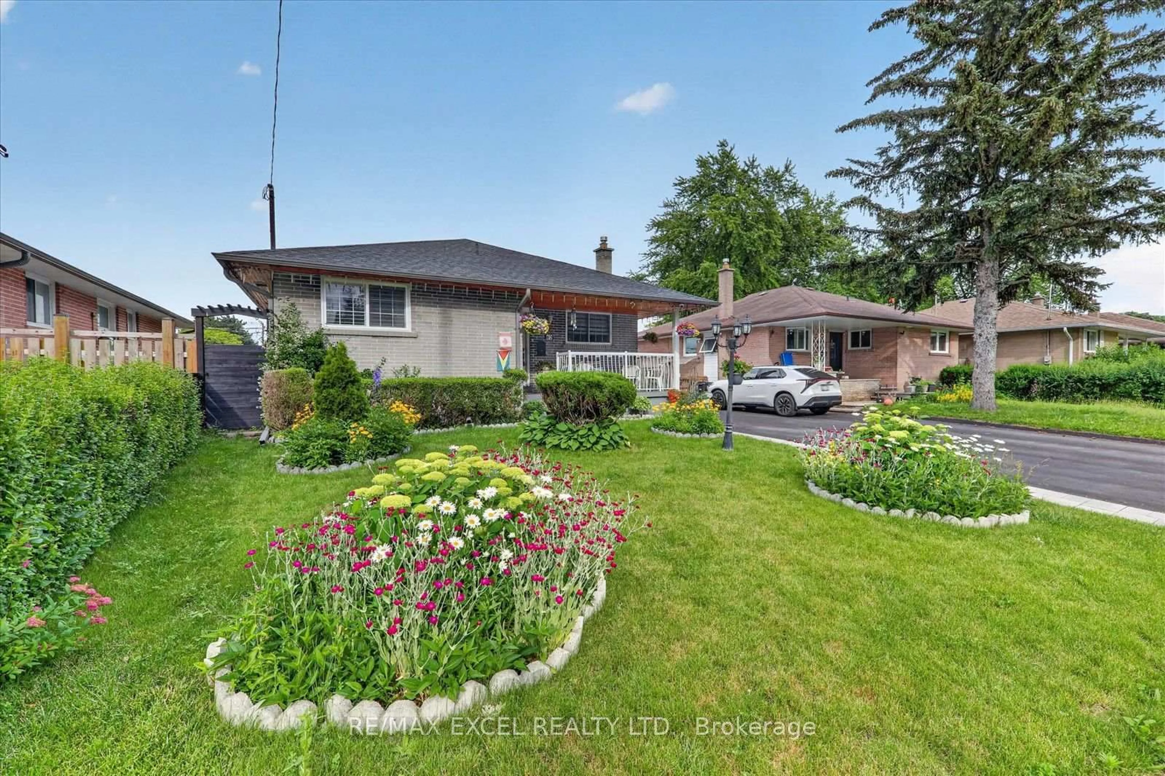 A pic from outside/outdoor area/front of a property/back of a property/a pic from drone, street for 62 Sundance Cres, Toronto Ontario M1G 2M2