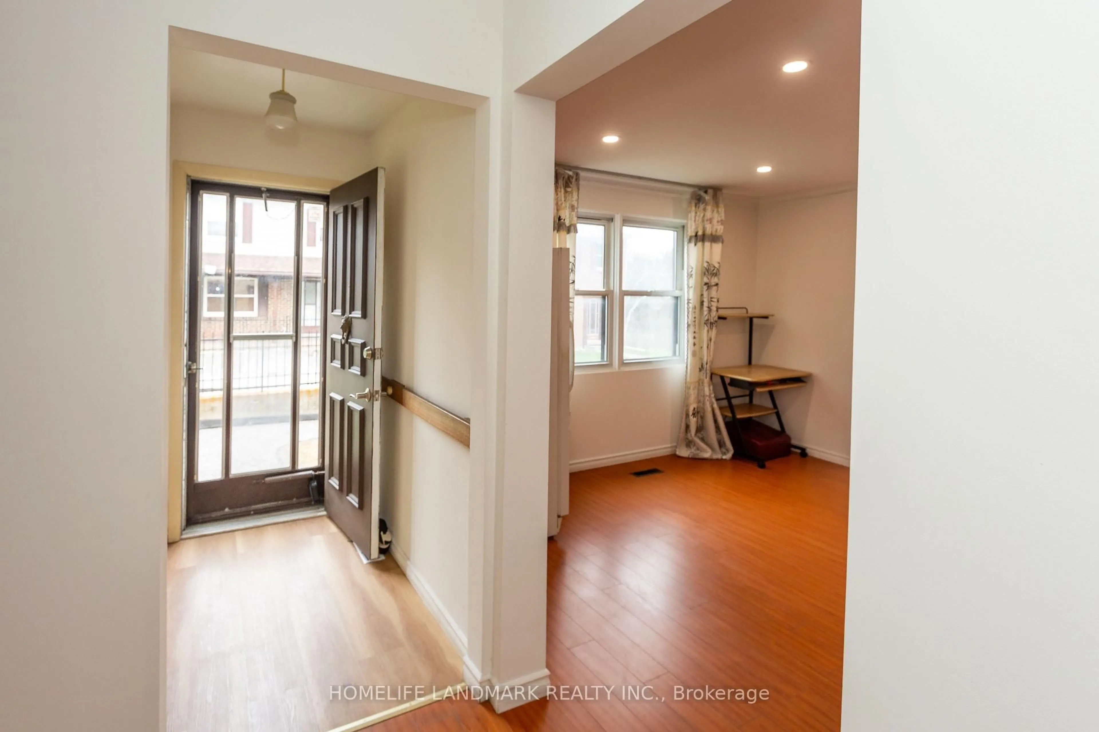 Indoor entryway for 91 L'amoreaux Dr #102, Toronto Ontario M1W 2J8