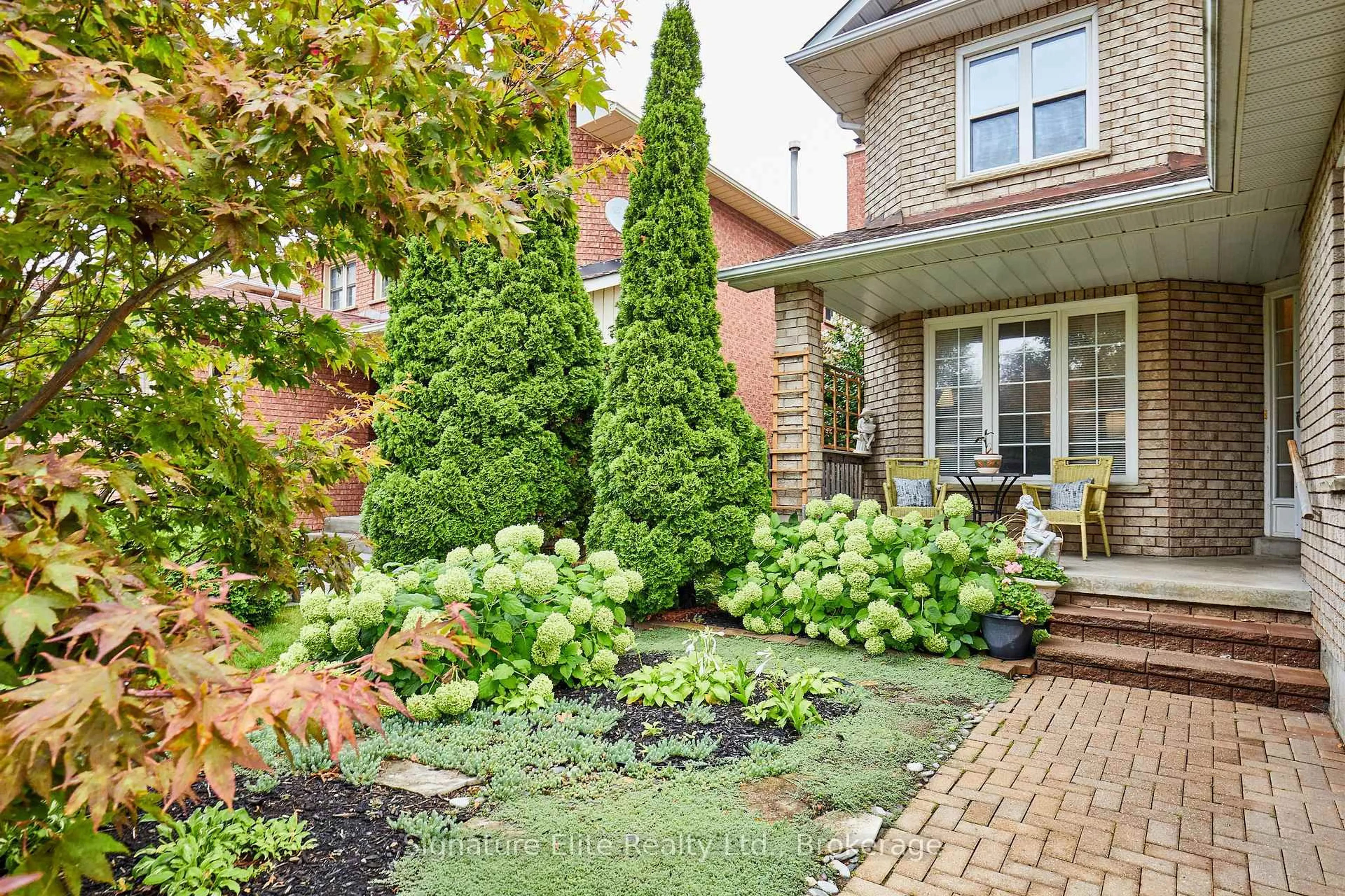 Home with brick exterior material, street for 33 Waller St, Whitby Ontario L1R 1Z8